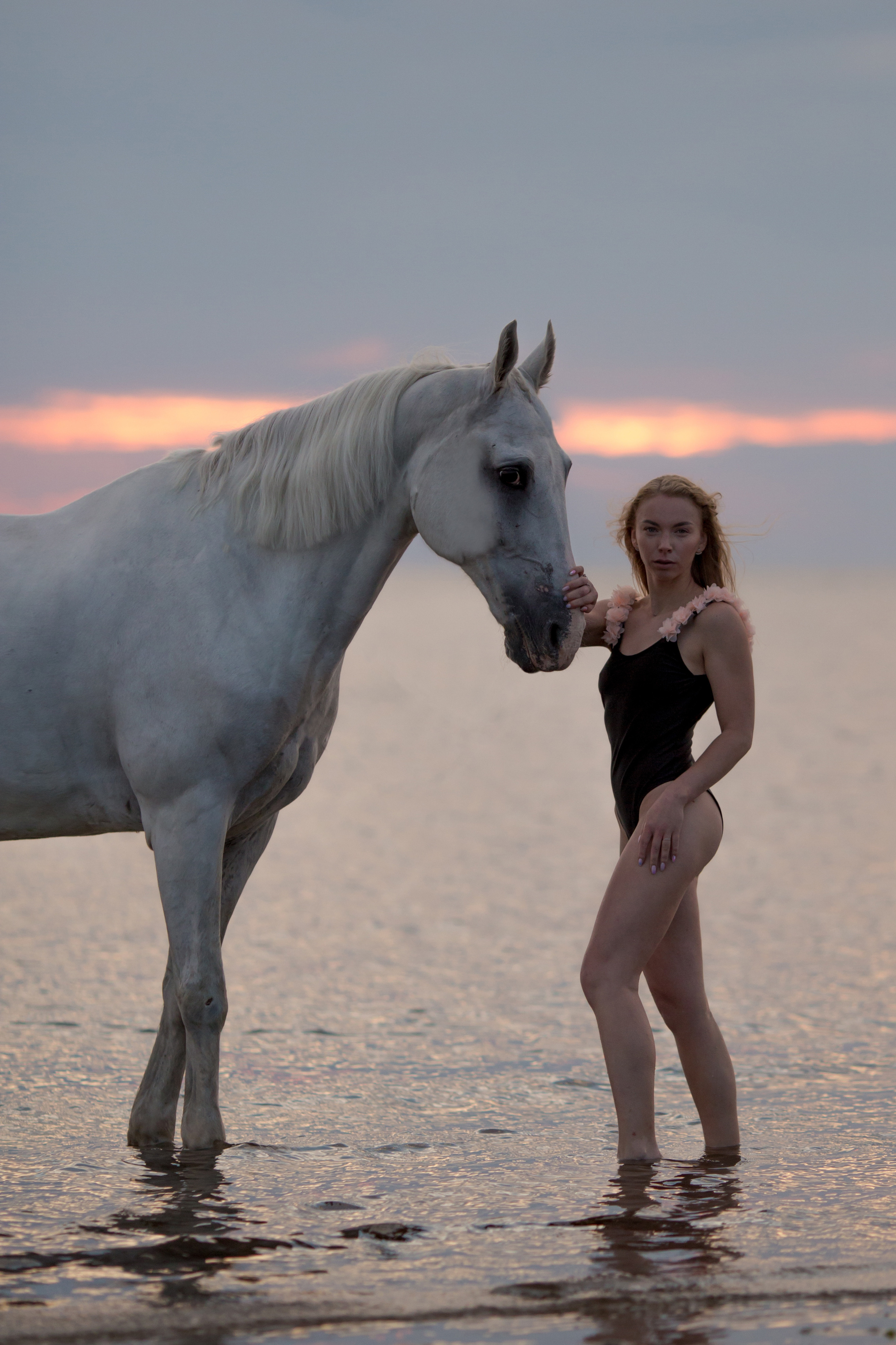 Фотосессия с лошадью на море в купальнике