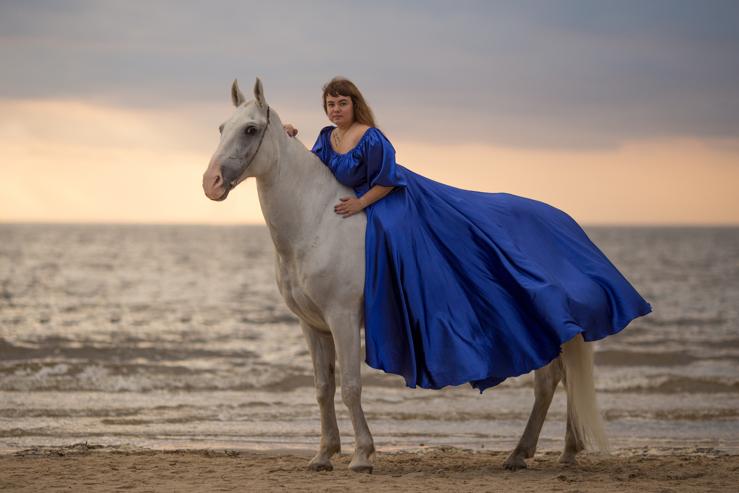 Съёмка девушки и лошади на море