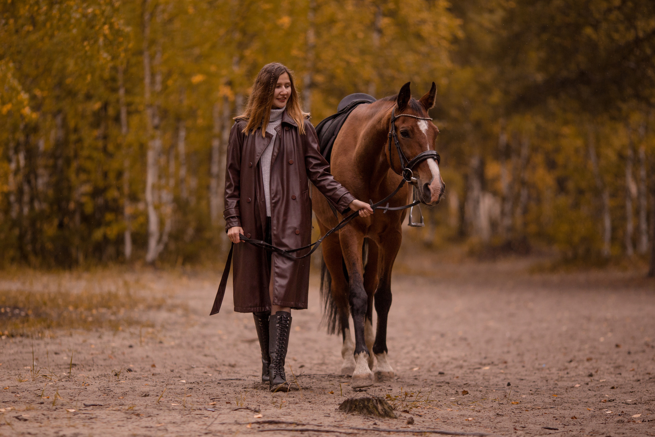 Осенняя фотосессия на море с лошадью