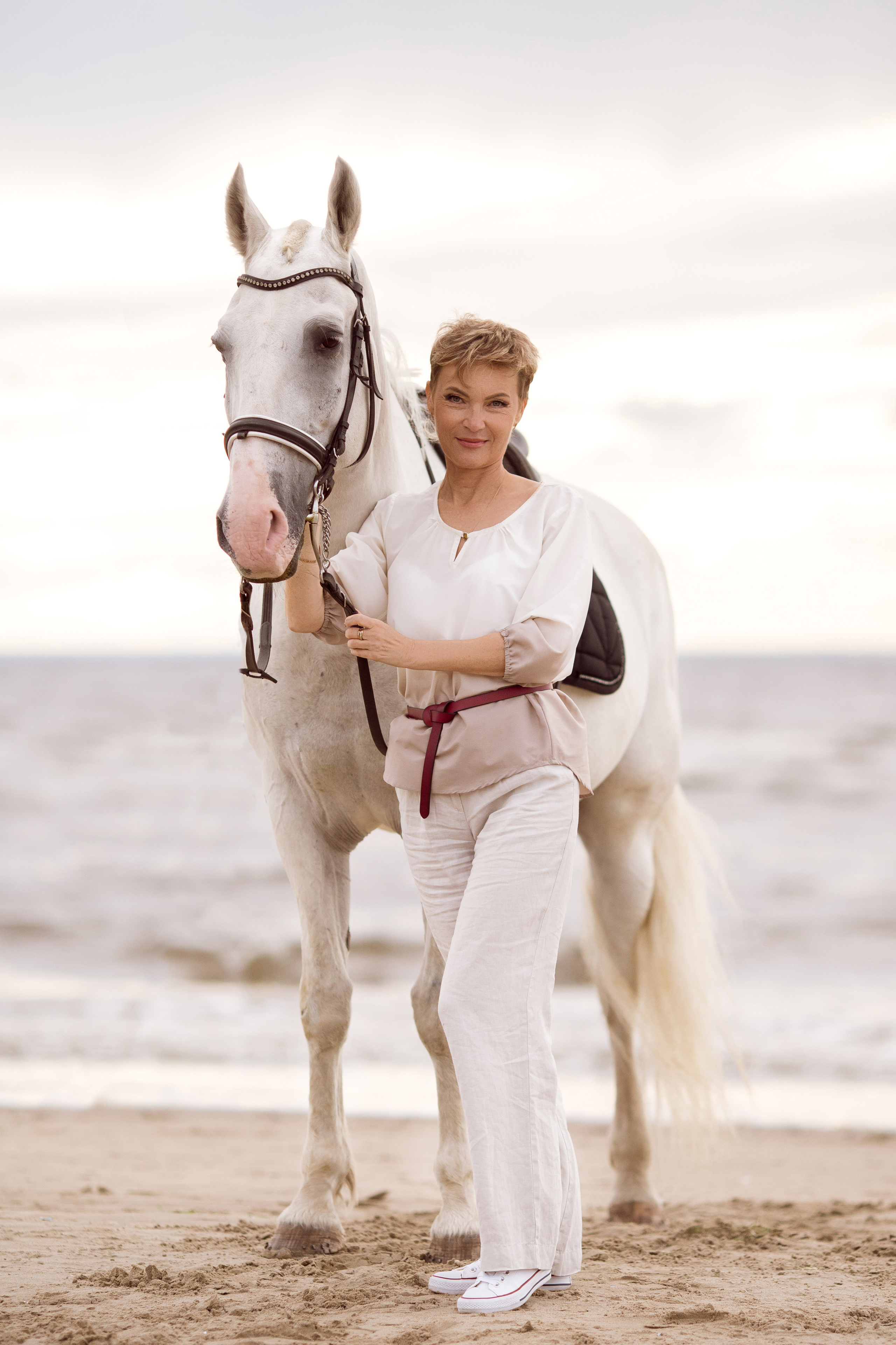 Фотосессия девушки в костюме на море