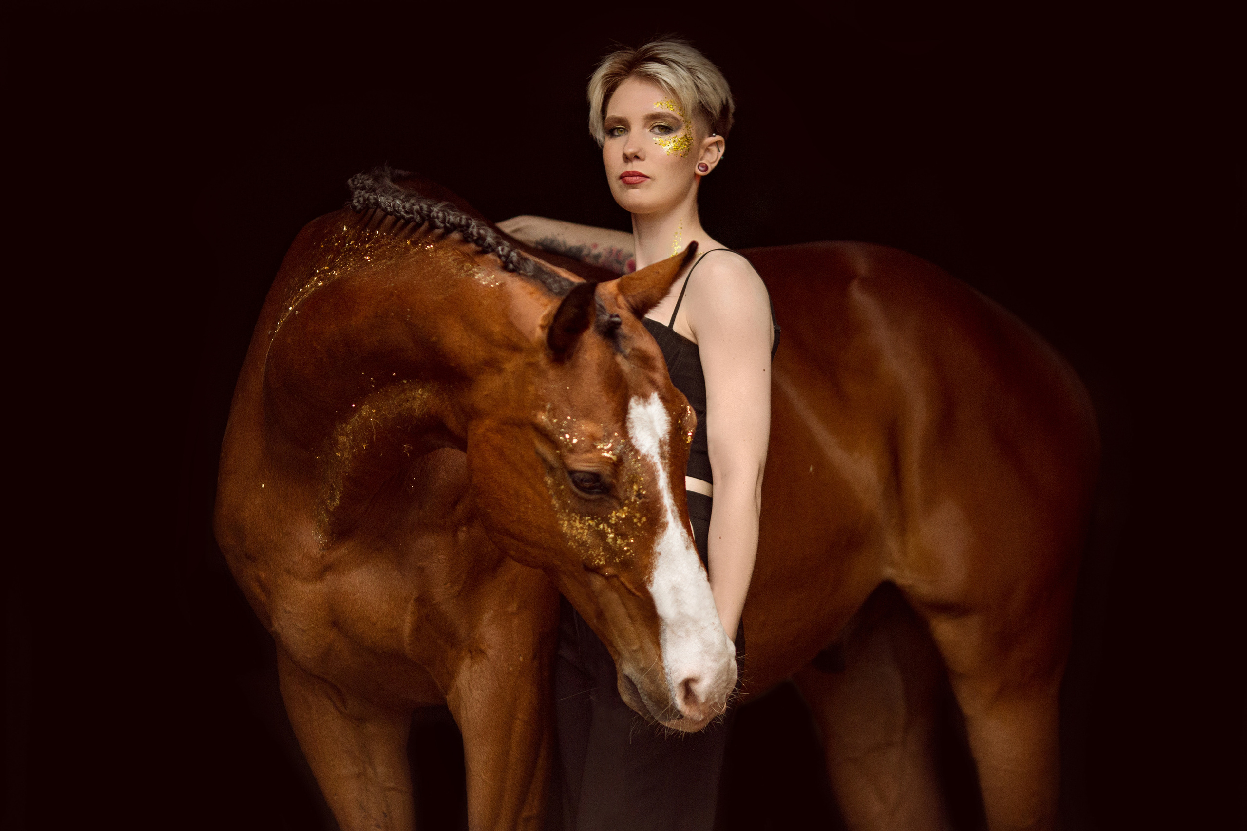 Фото девушки и лошади с поталью