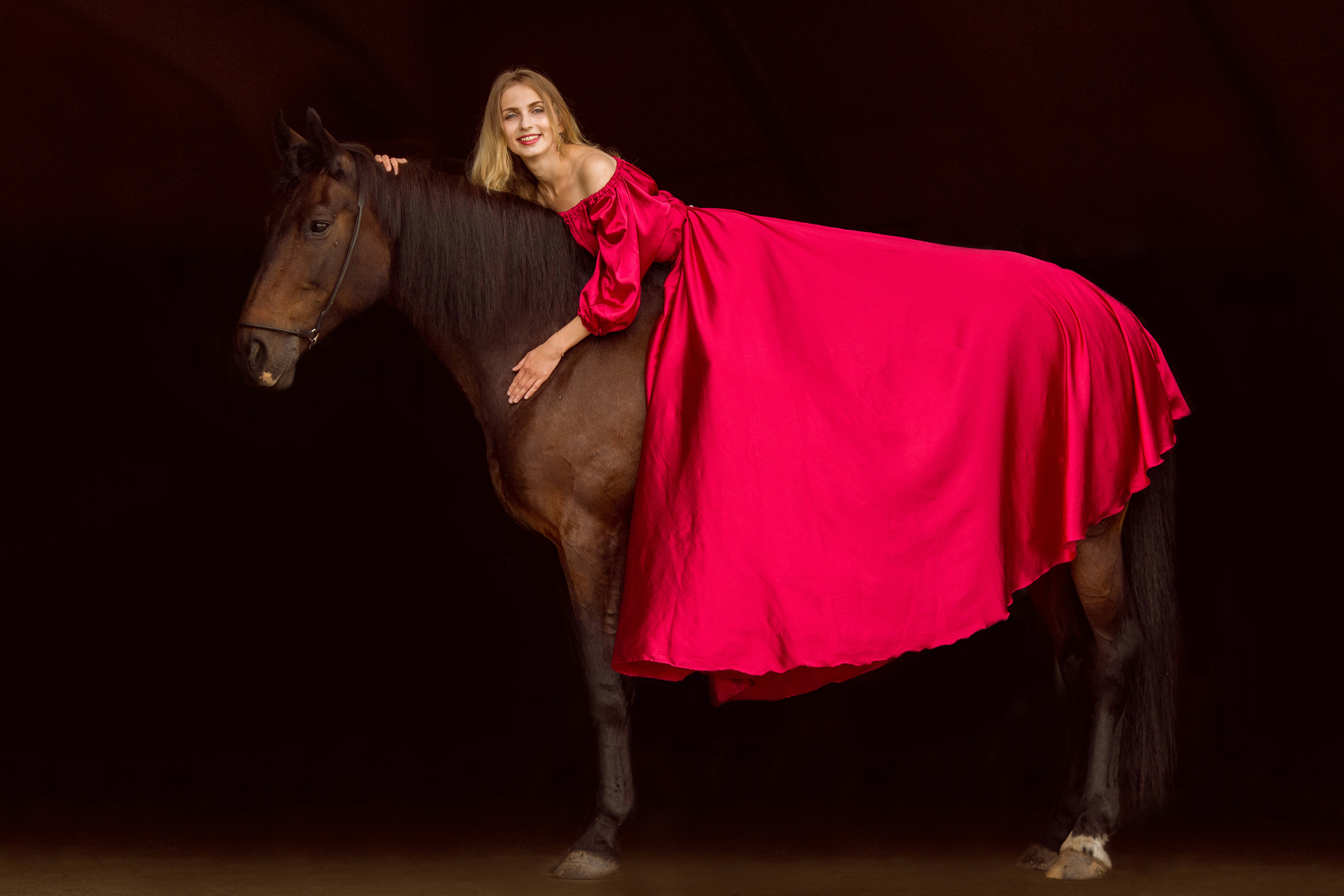 Съёмка с лошадью на темном фоне