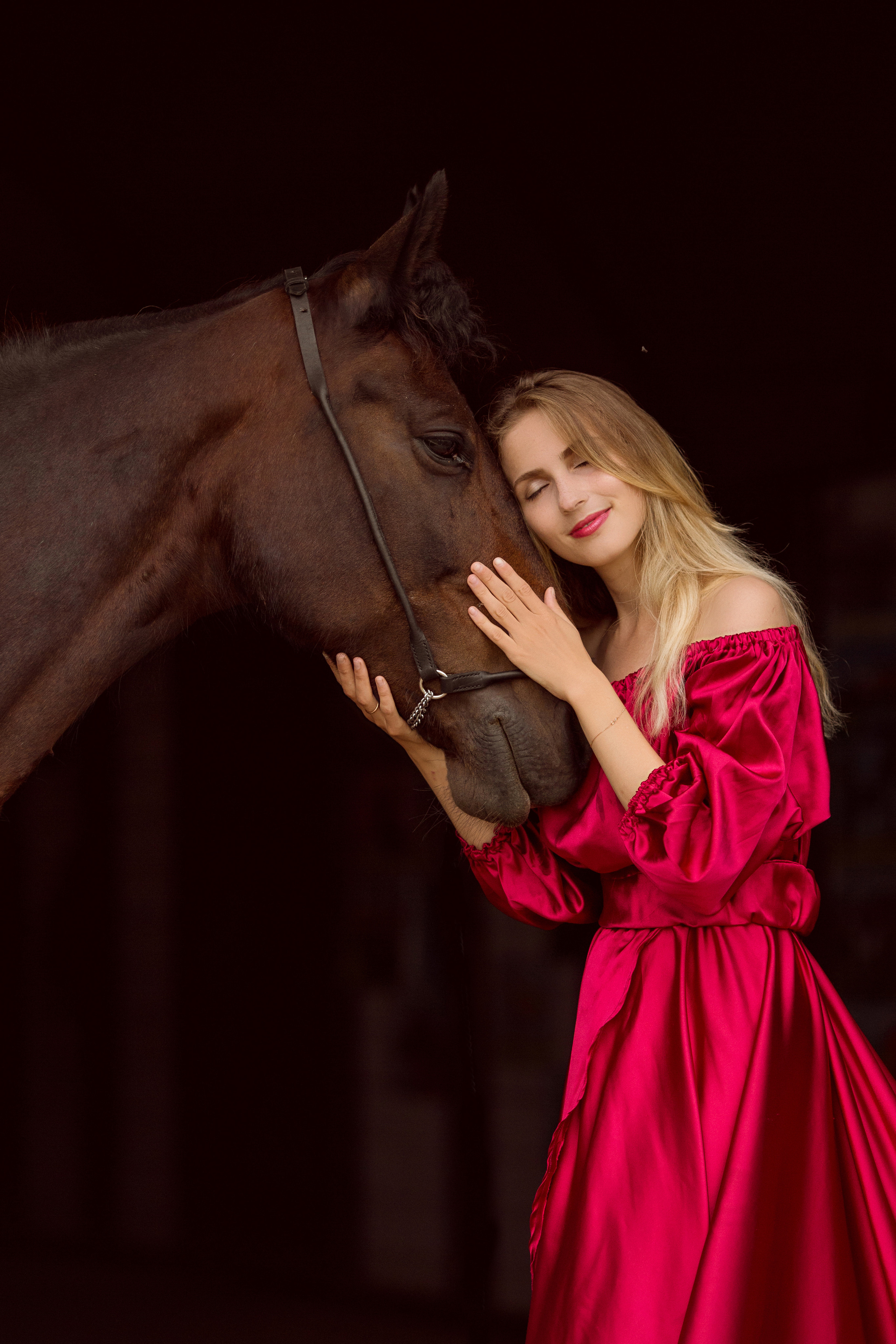 Съёмка с лошадью на темном фоне