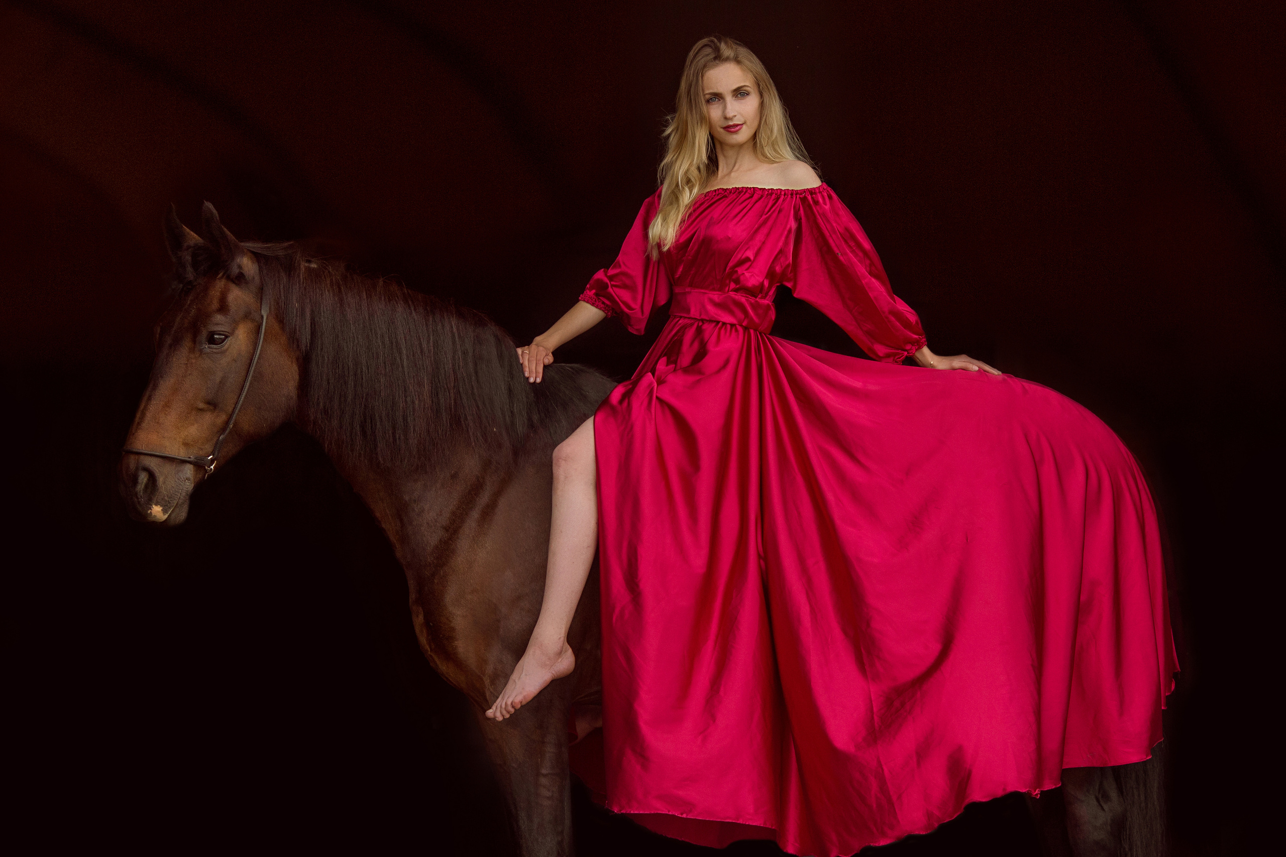 Съёмка с лошадью на темном фоне