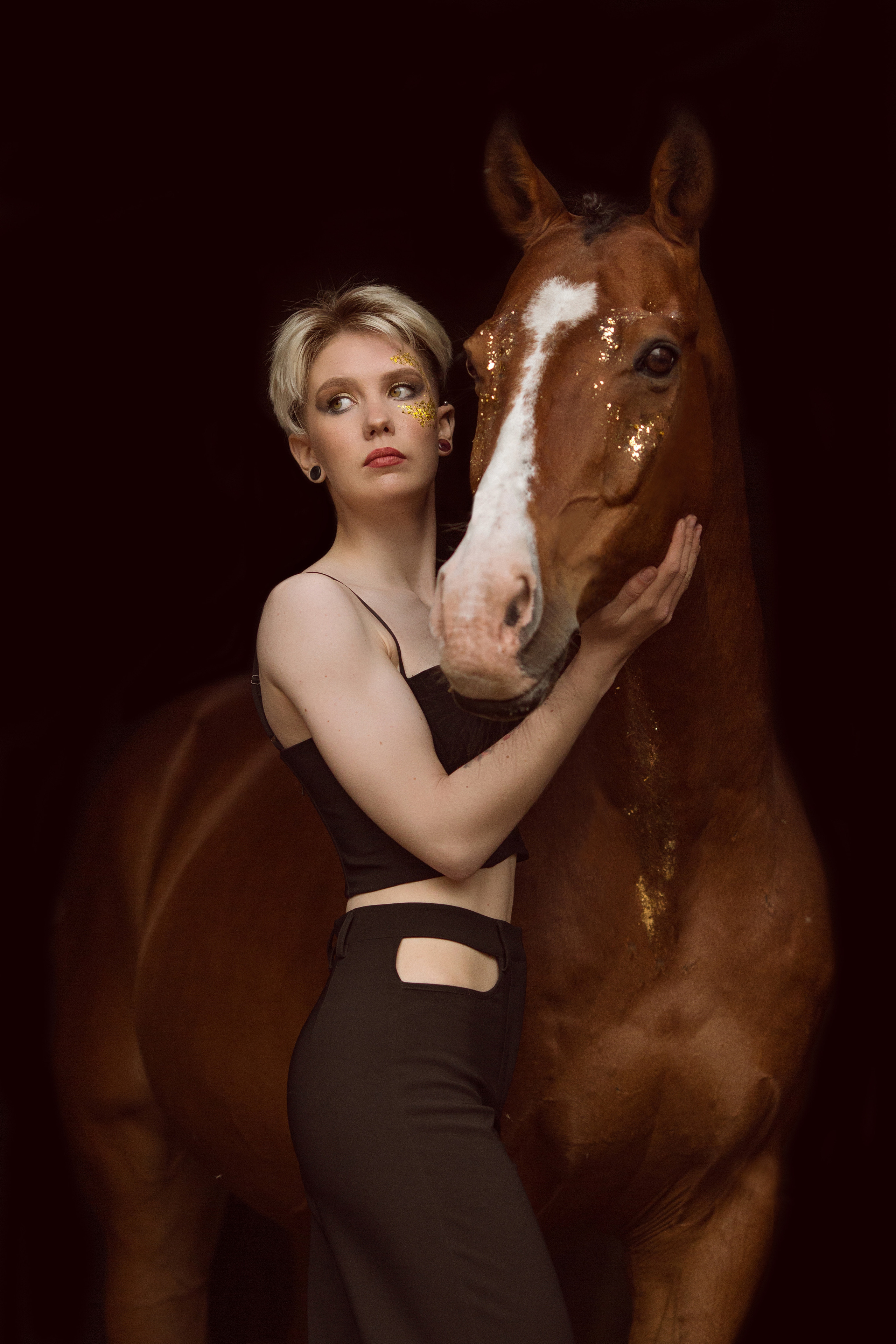 Фото девушки и лошади с поталью