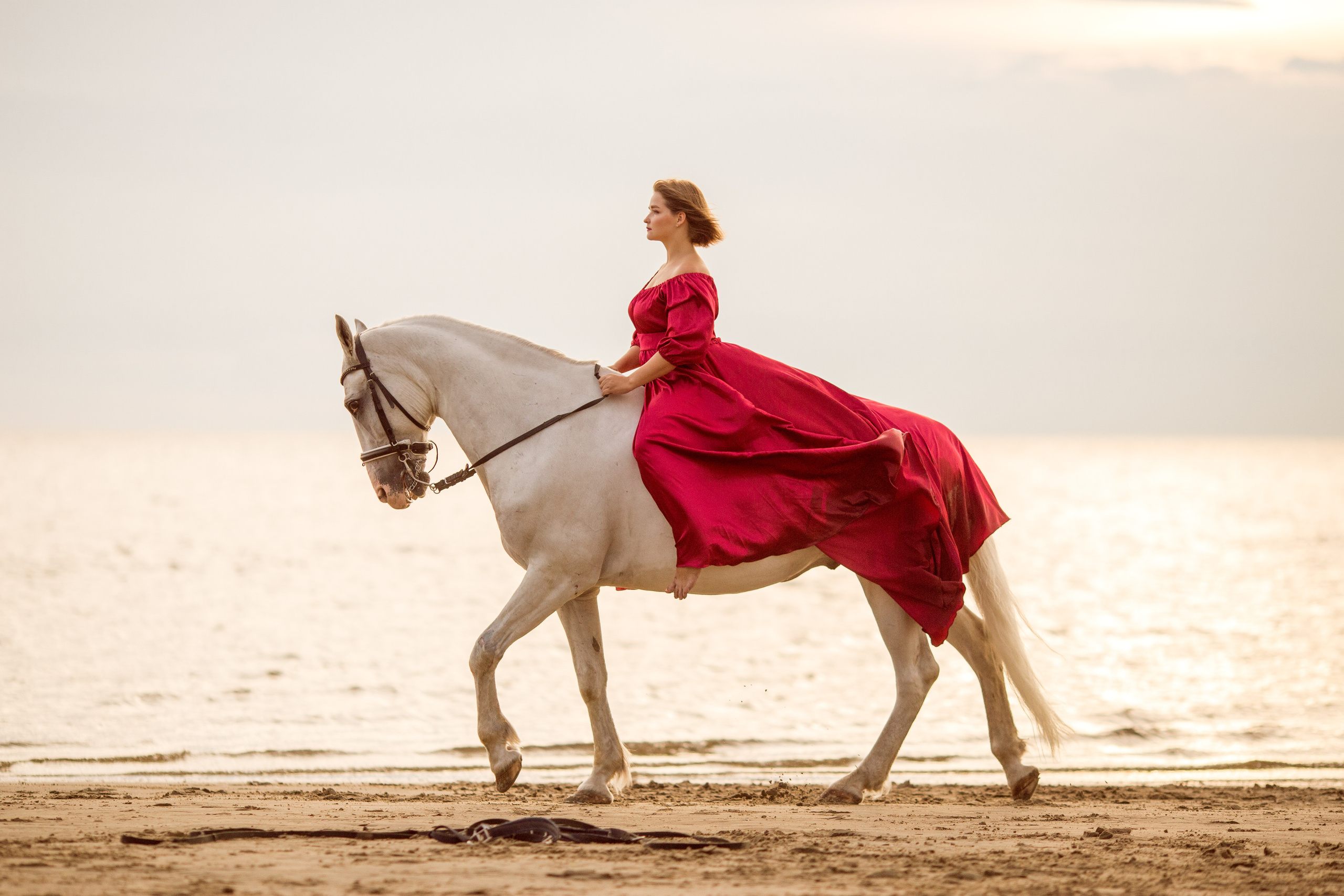 Фотосессия с конем в красном платье на море