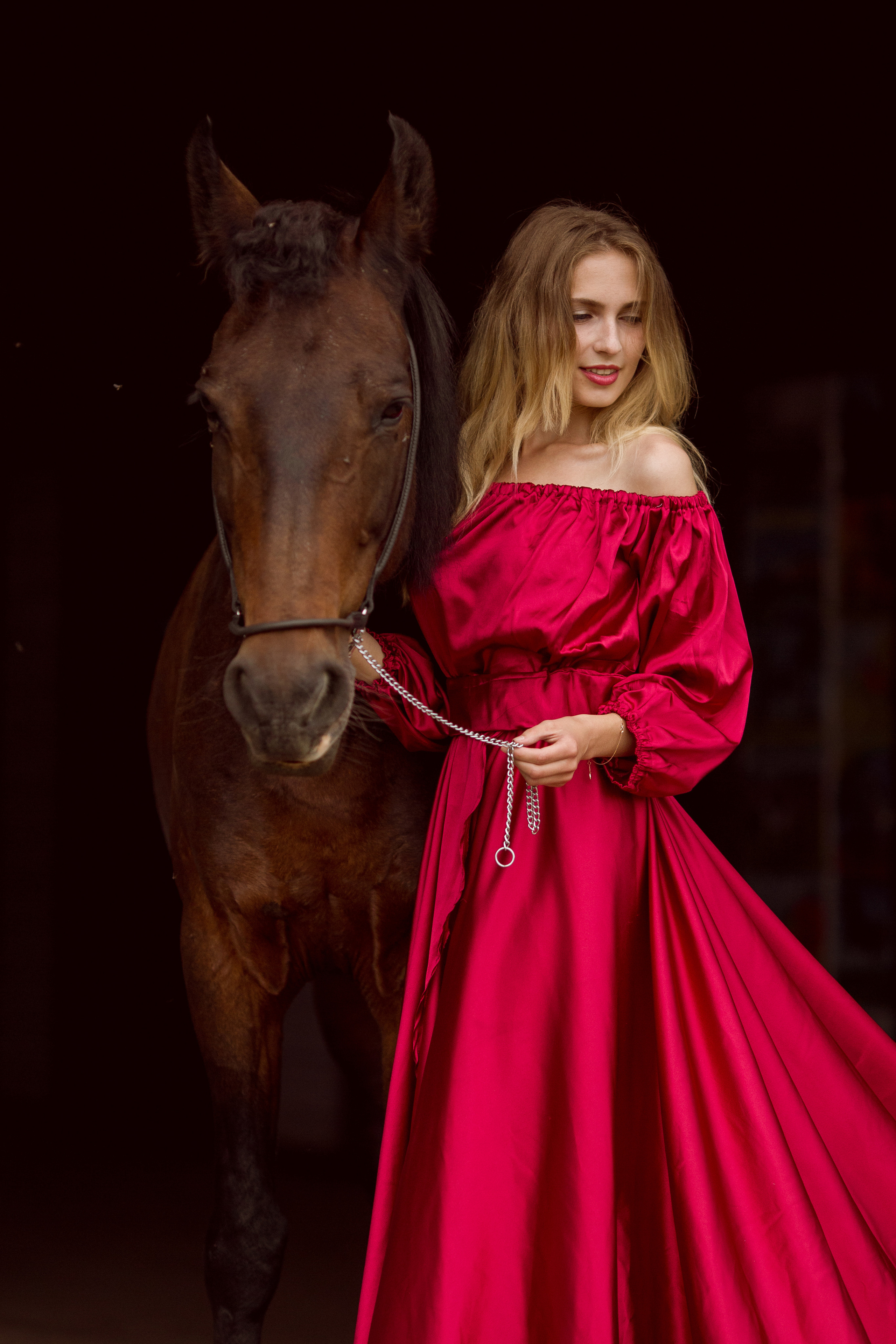 Съёмка с лошадью на темном фоне