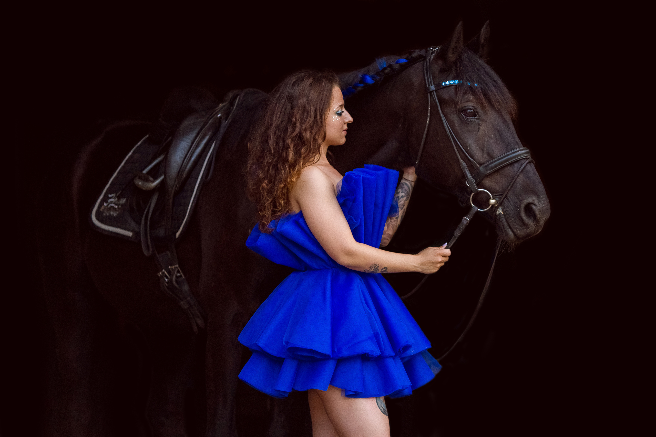 Съёмка в синем платье на темном фоне