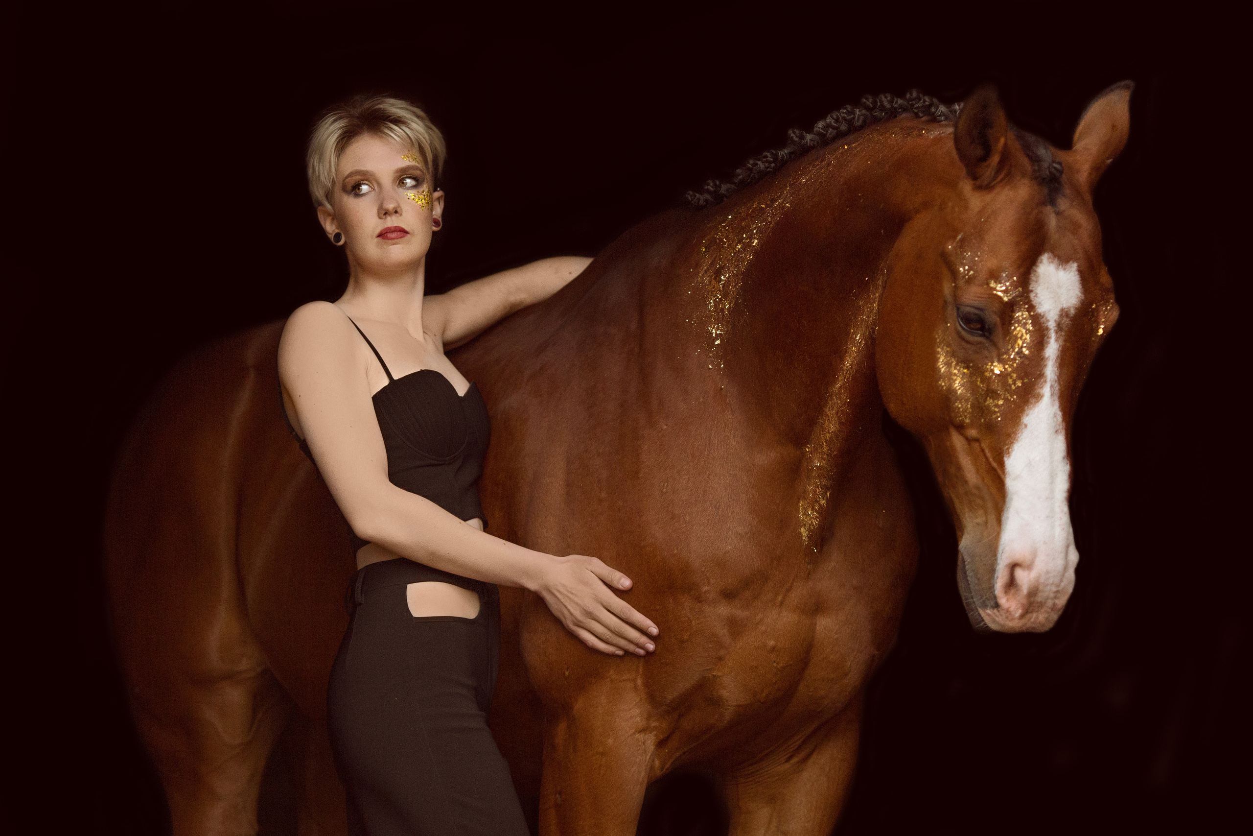 Фото девушки и лошади с поталью