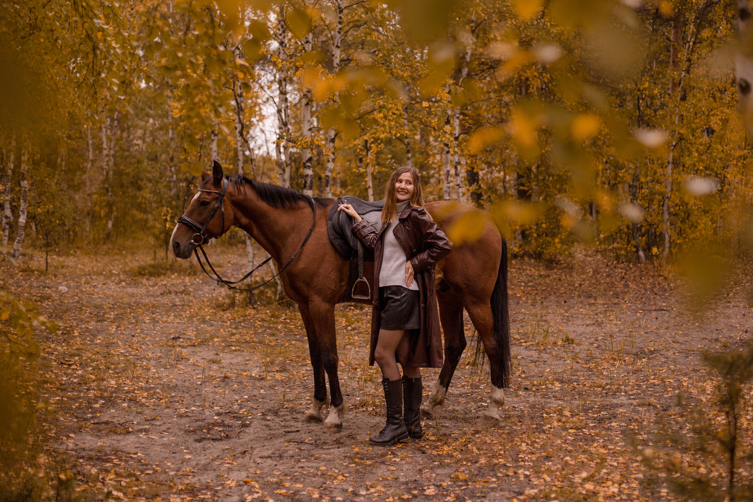 Лошадь и девушка на море