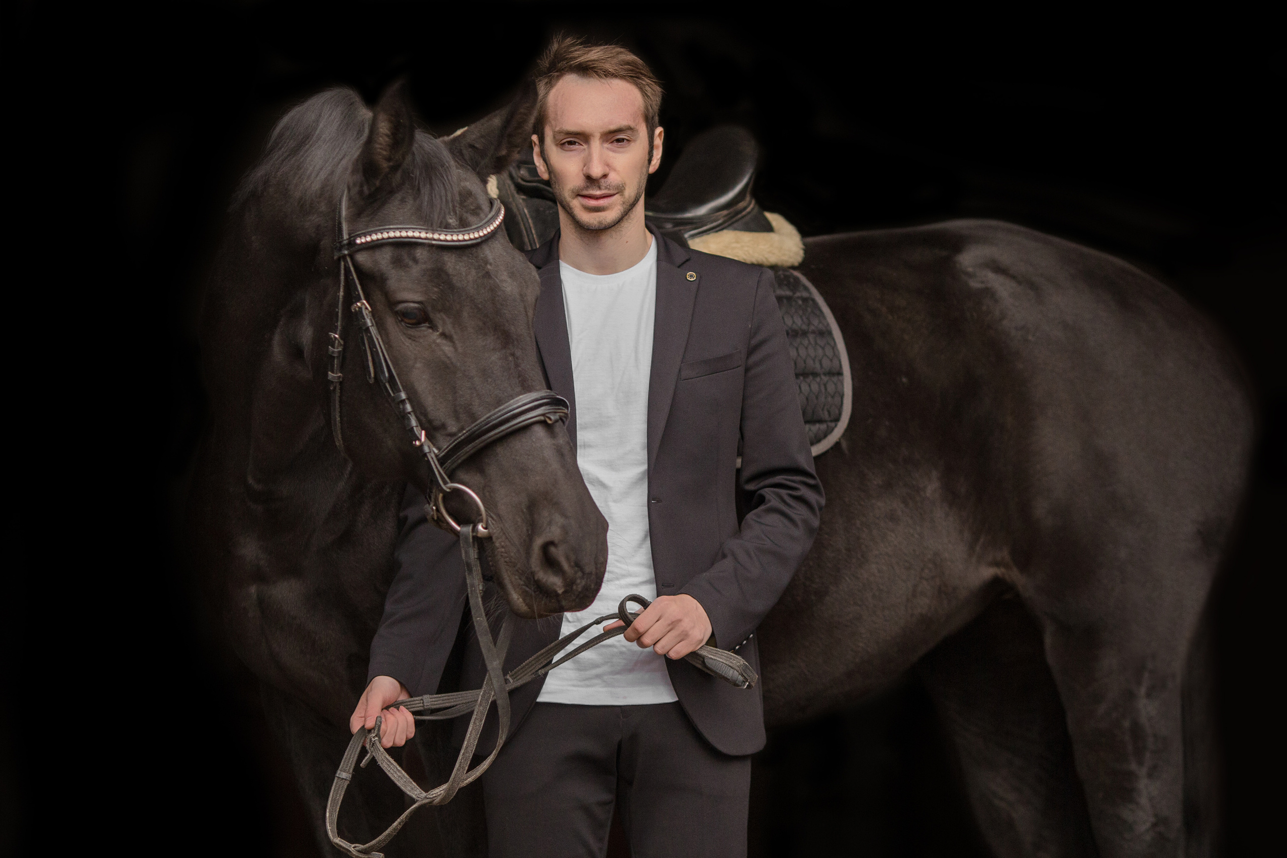 Осенняя фотосессия мужчины с лошадью