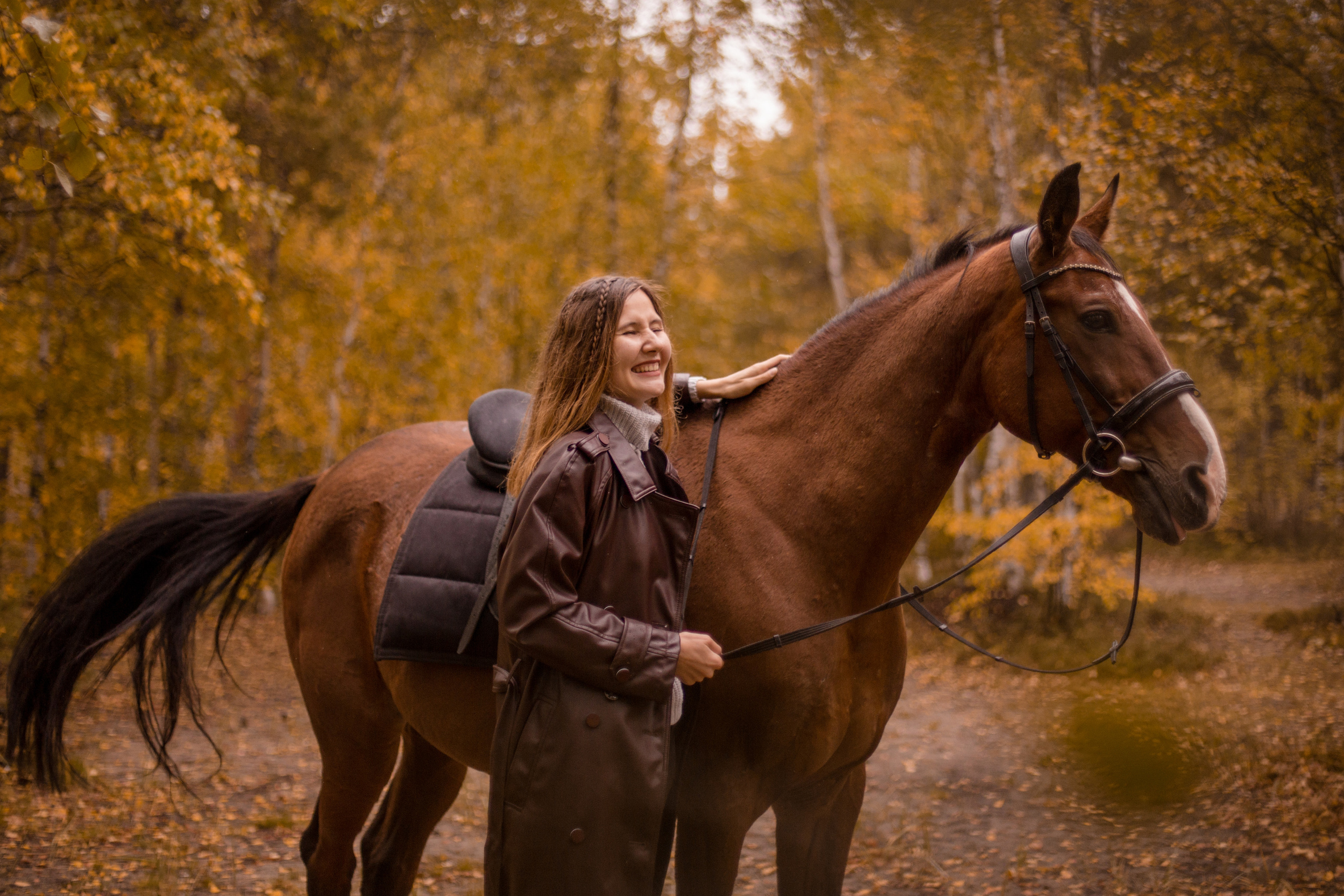 Осенняя фотосессия на море с лошадью