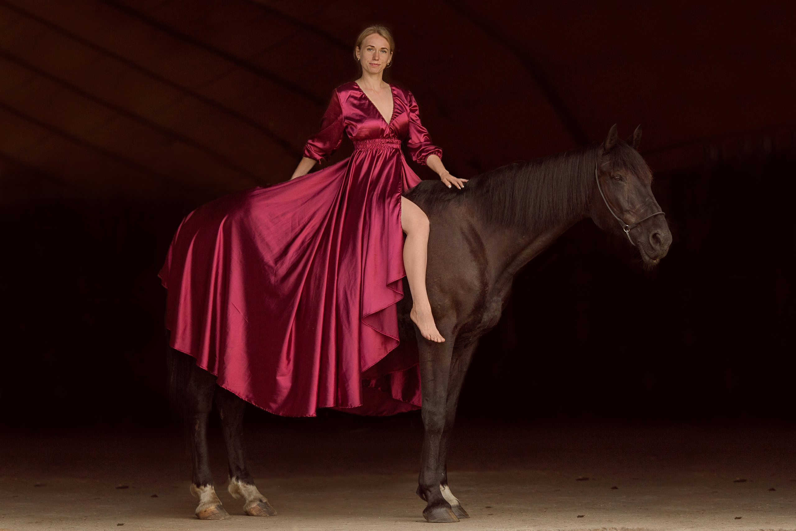 Фотосессия с лошадью на черном фоне