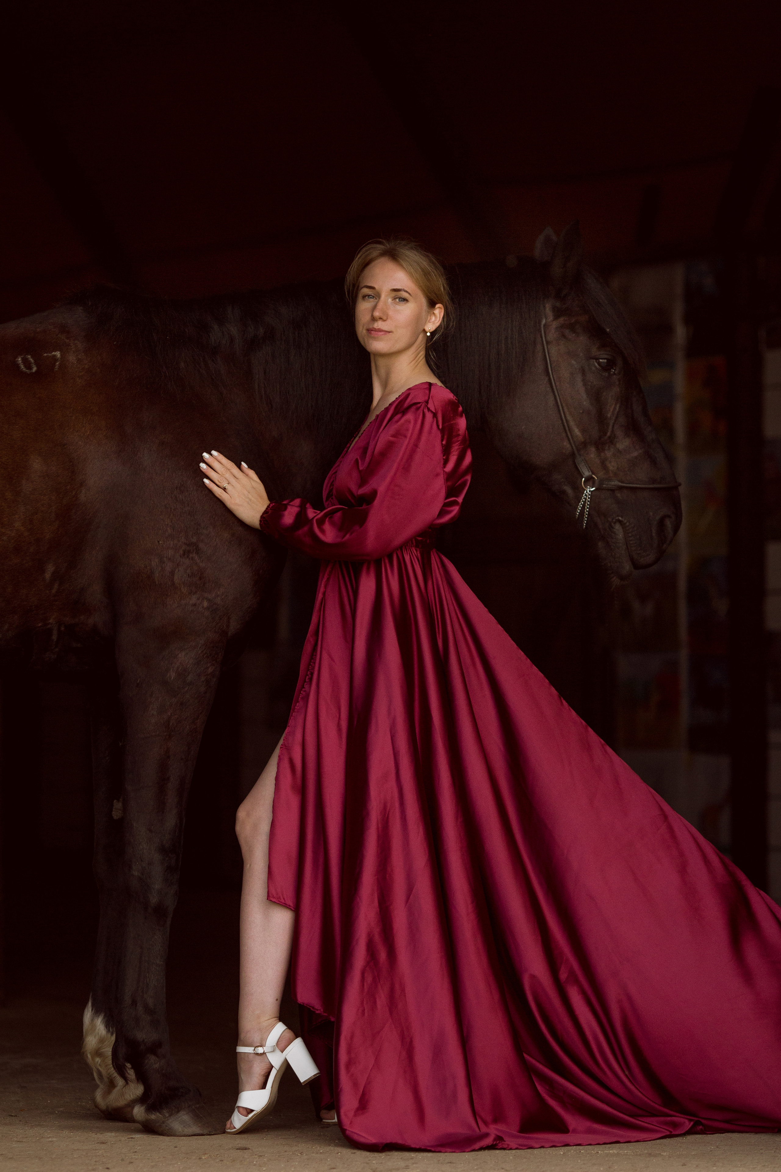 Фотосессия с лошадью на черном фоне