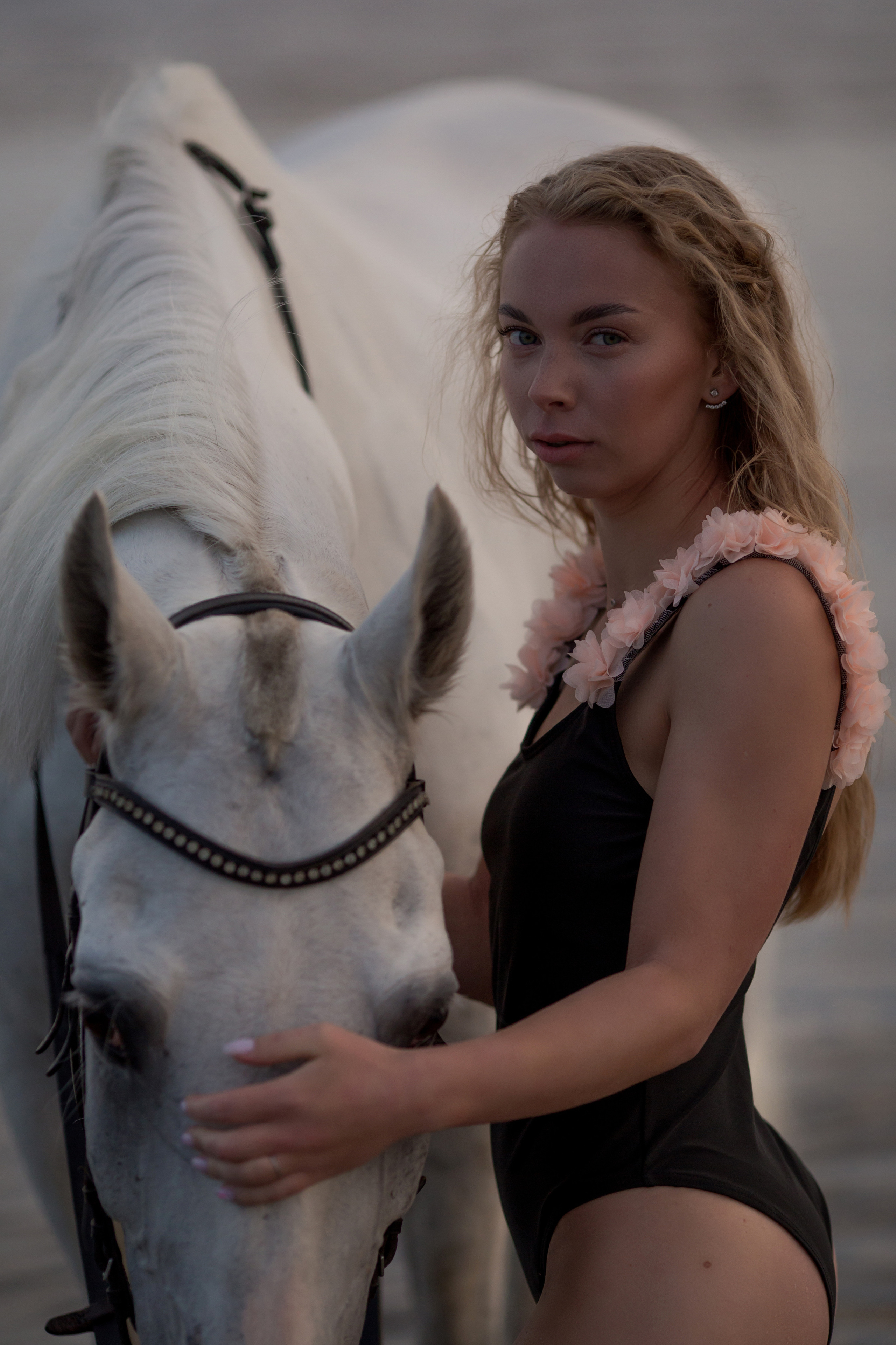 Фотосессия с лошадью на море в купальнике