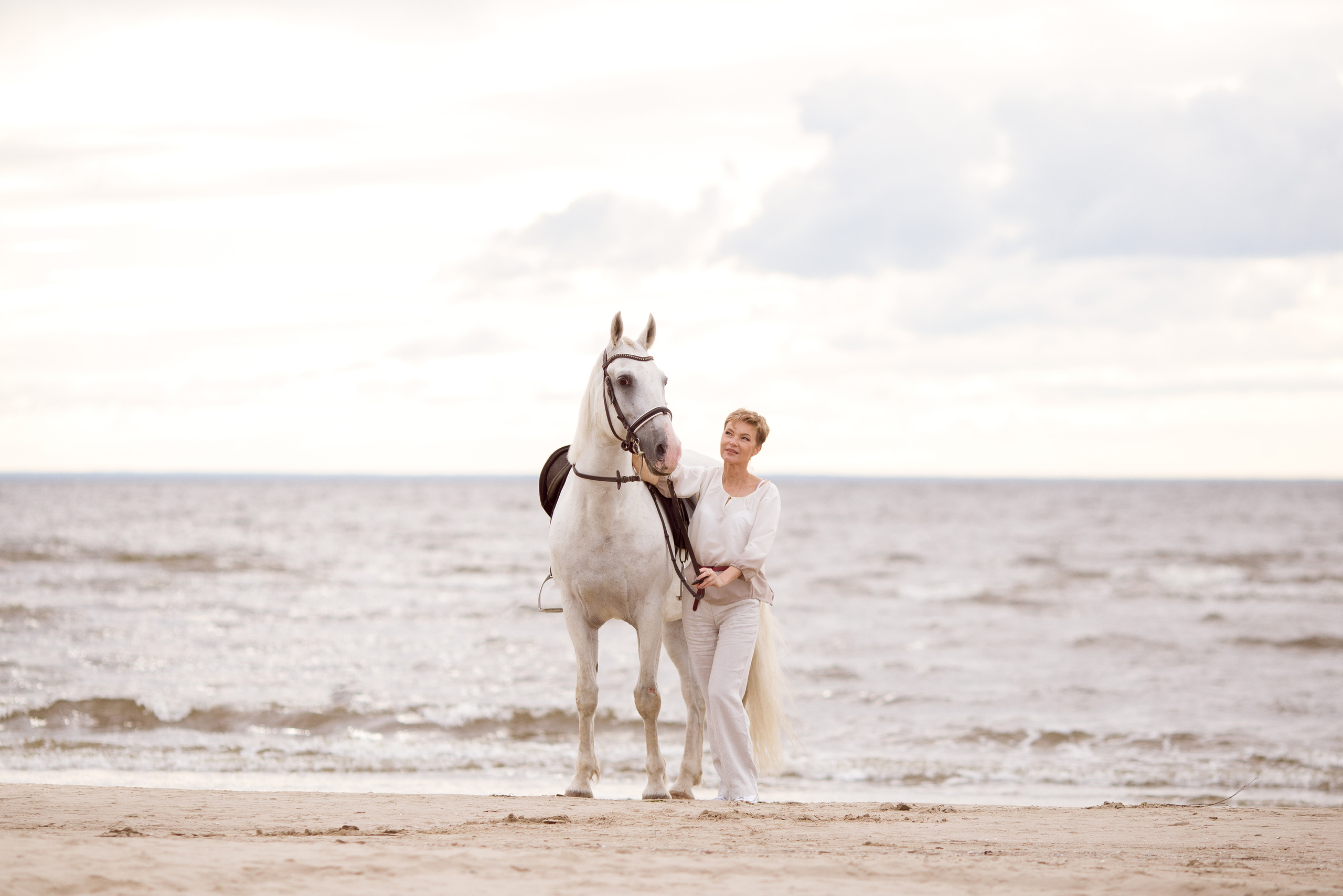 Фотосессия девушки в костюме на море