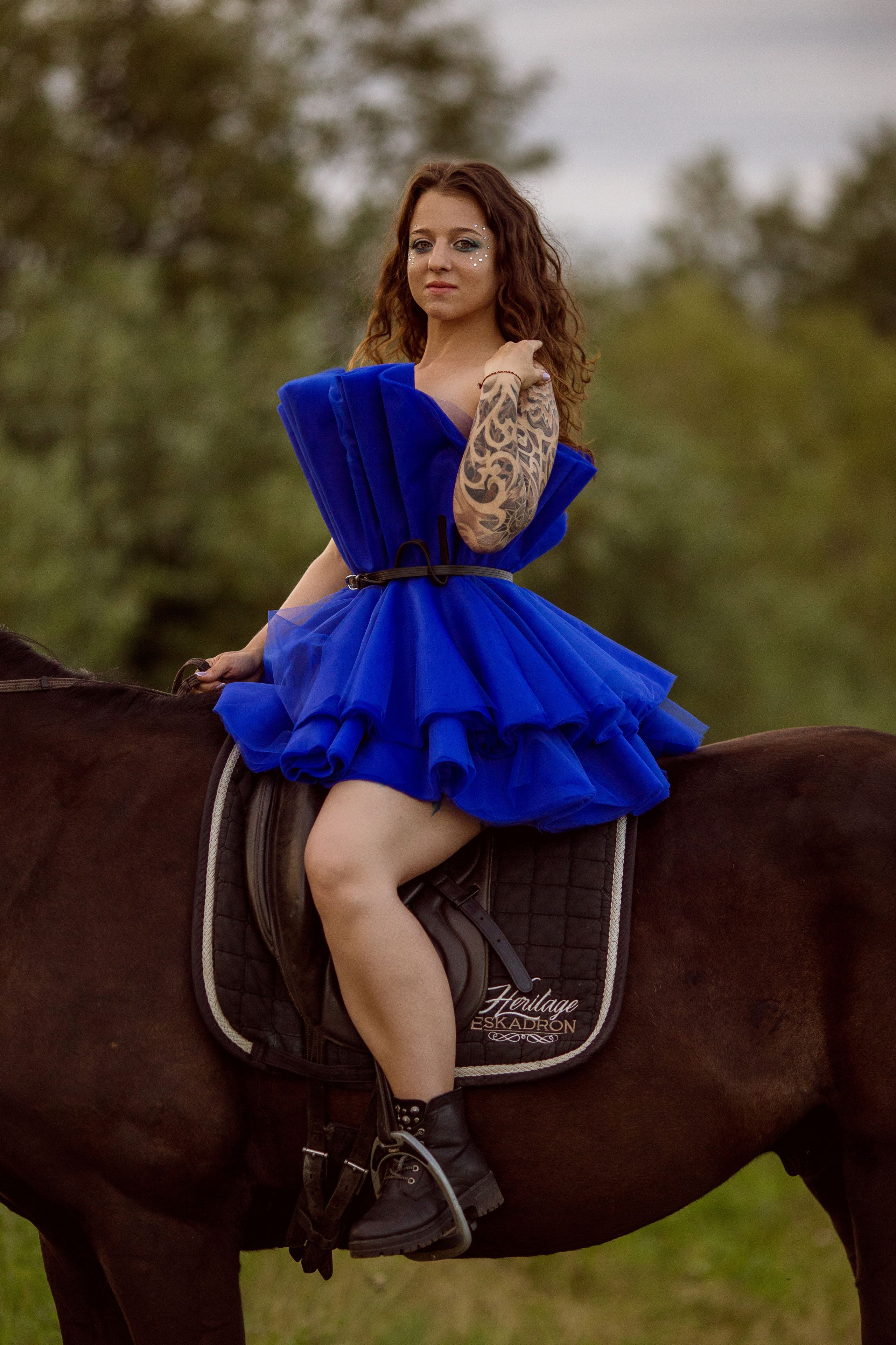 Съёмка в синем платье на темном фоне