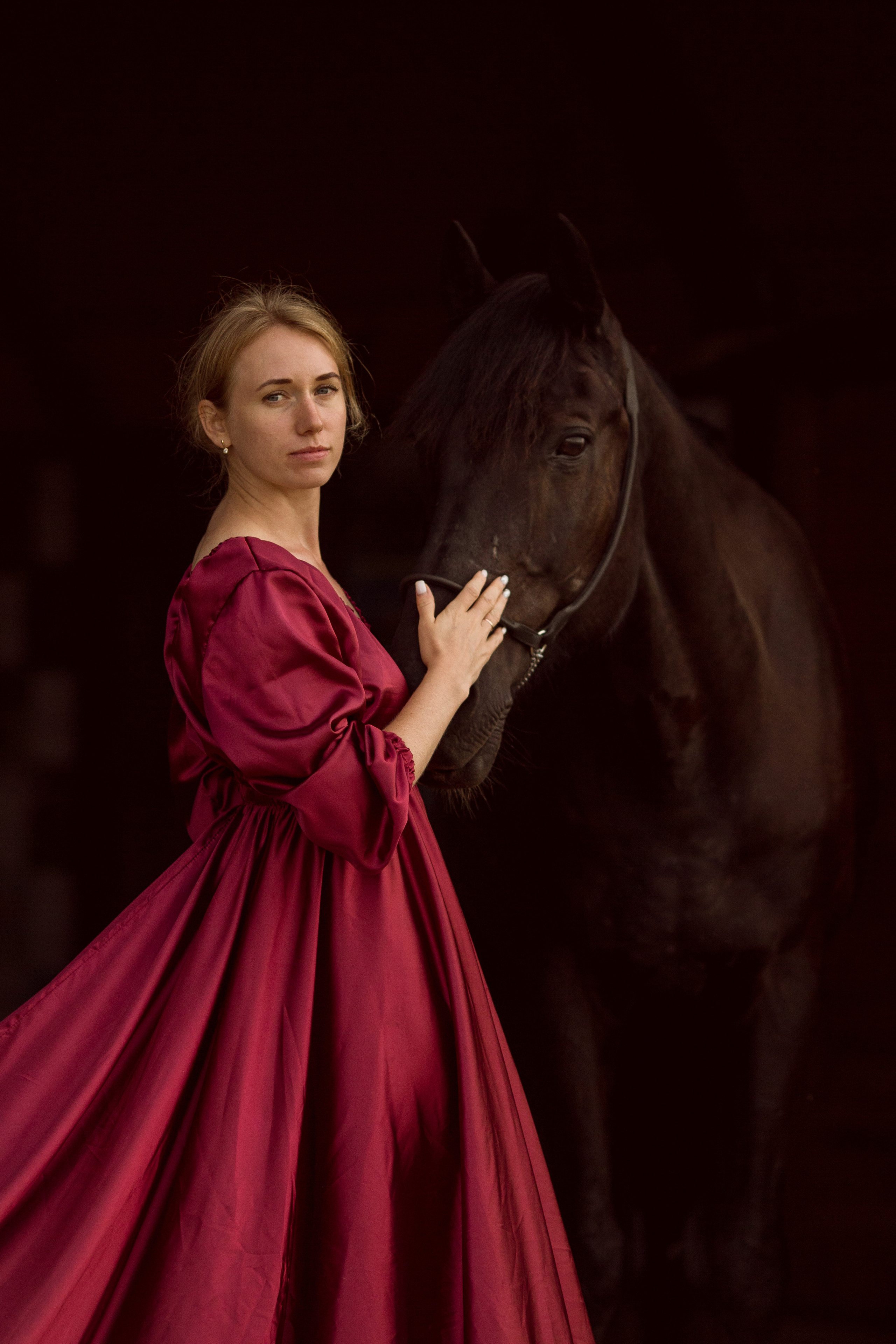 Фотосессия с лошадью на черном фоне