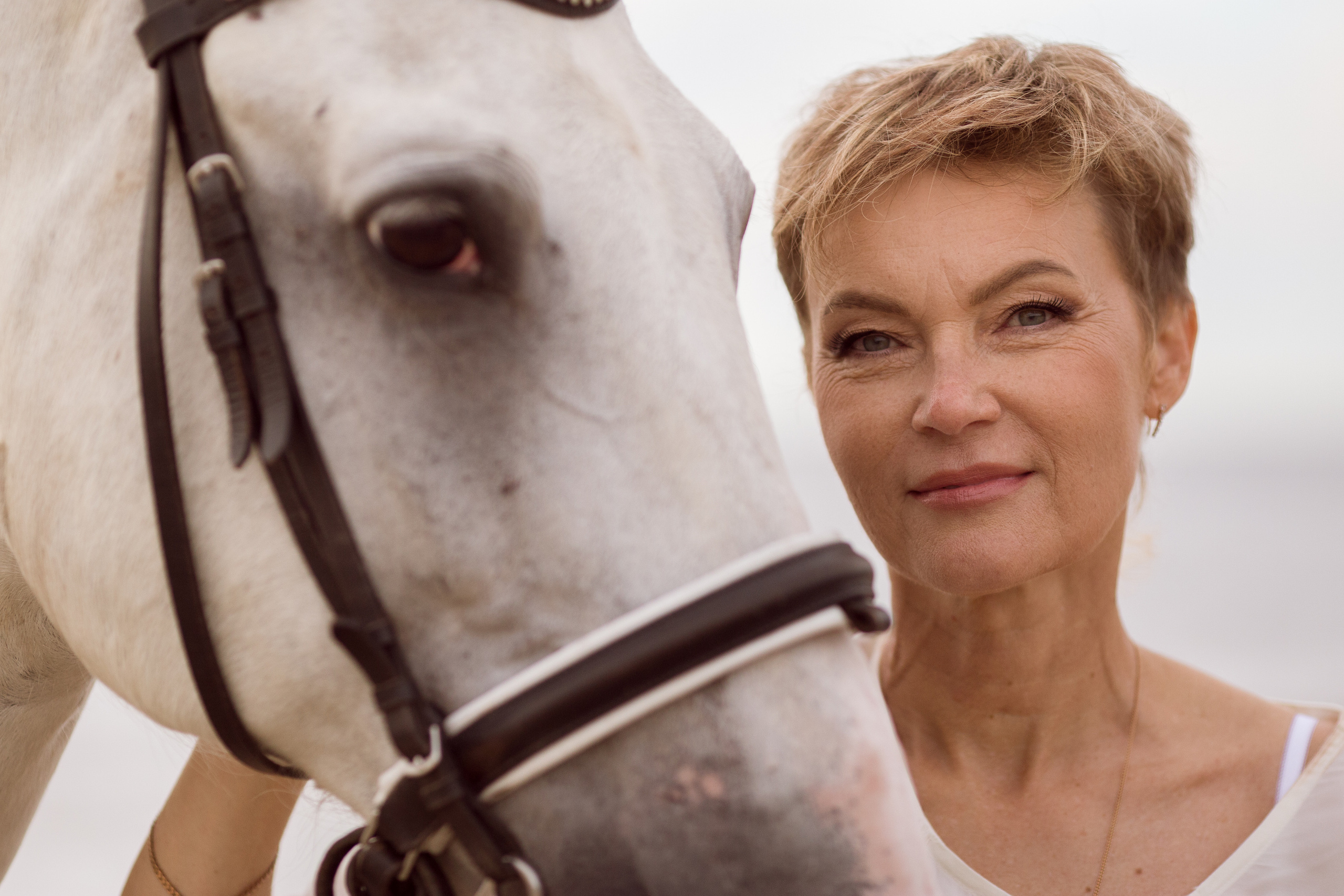 Фотосессия девушки в костюме на море