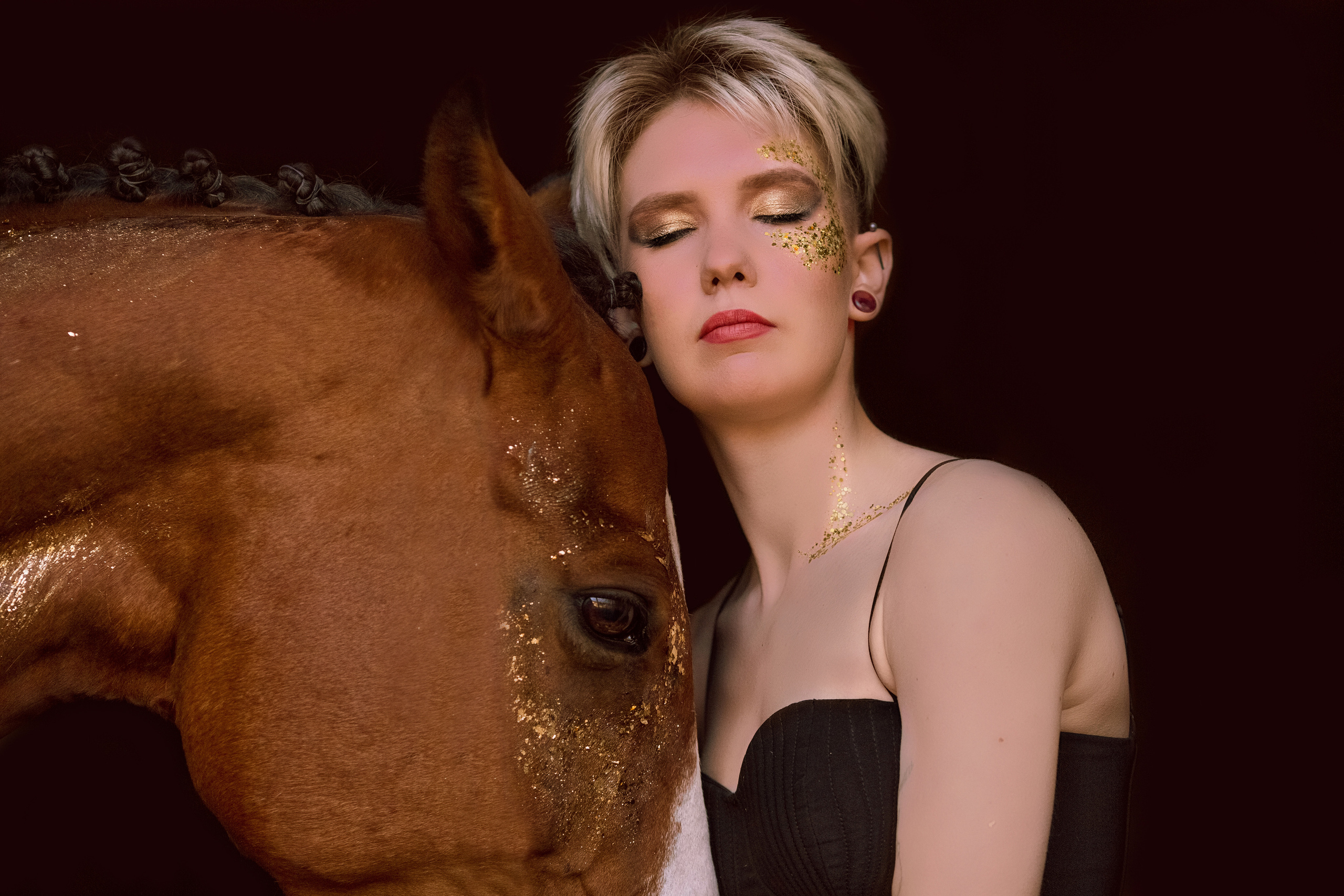 Фото девушки и лошади с поталью