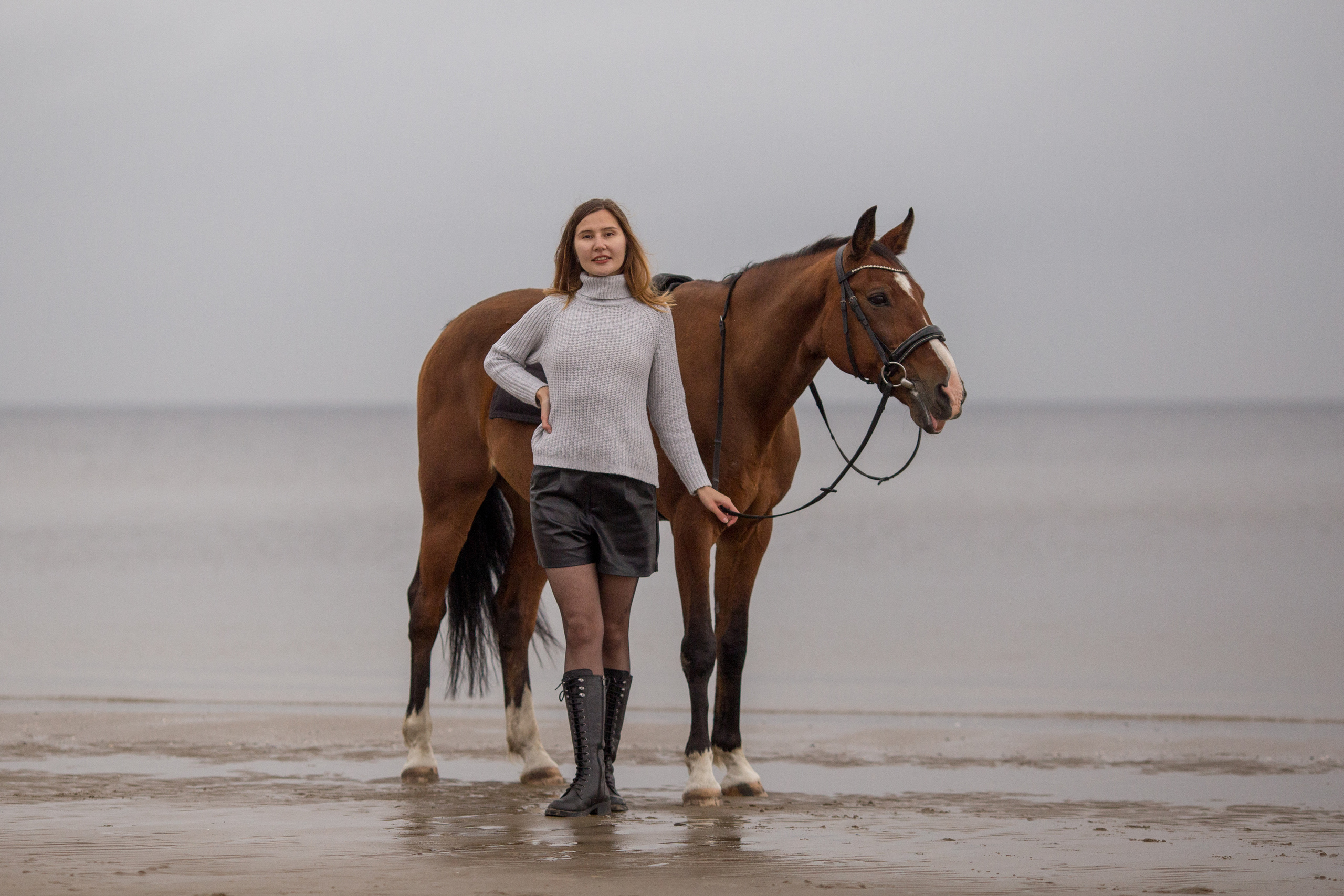 Лошадь и девушка на море