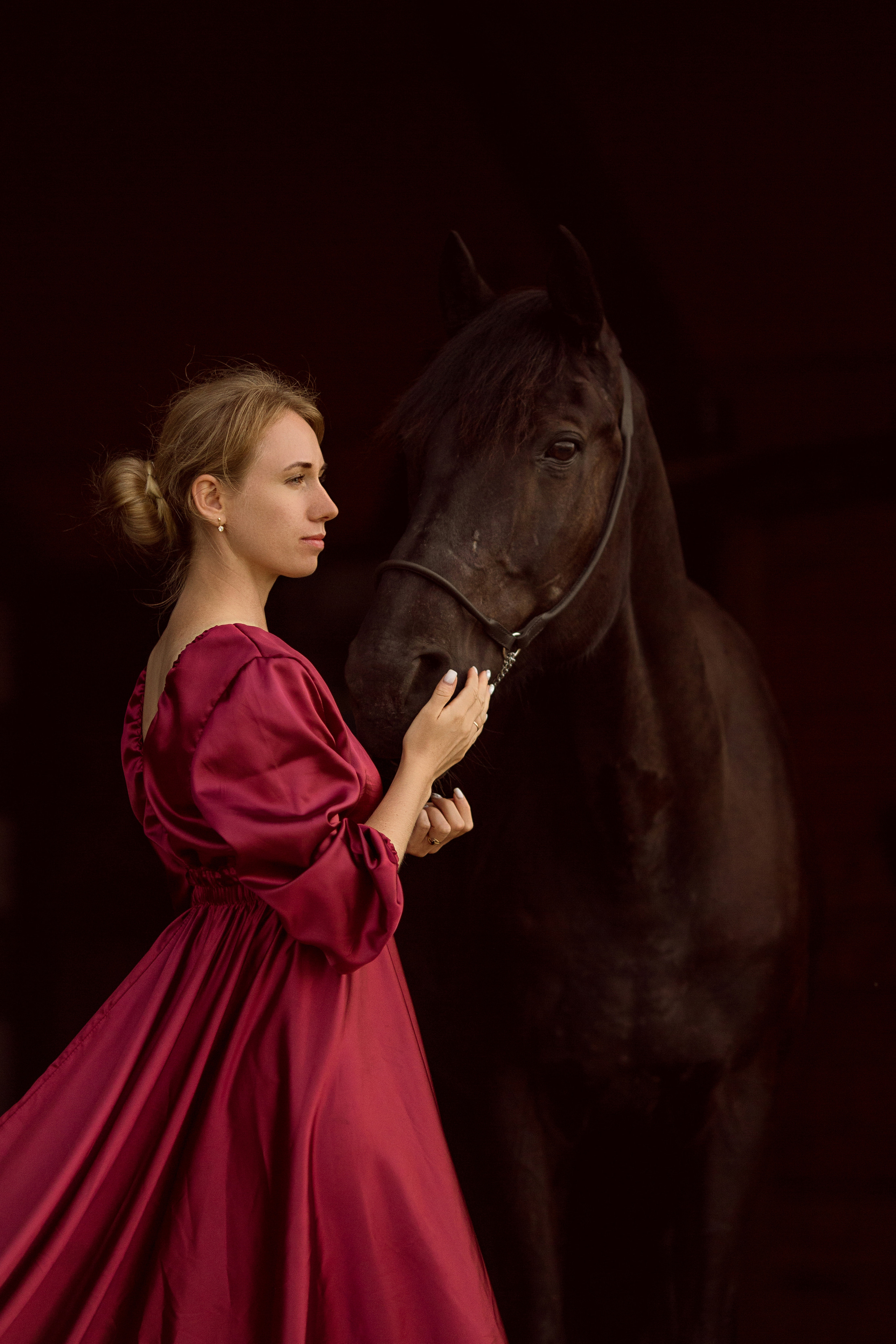 Фотосессия с лошадью на черном фоне