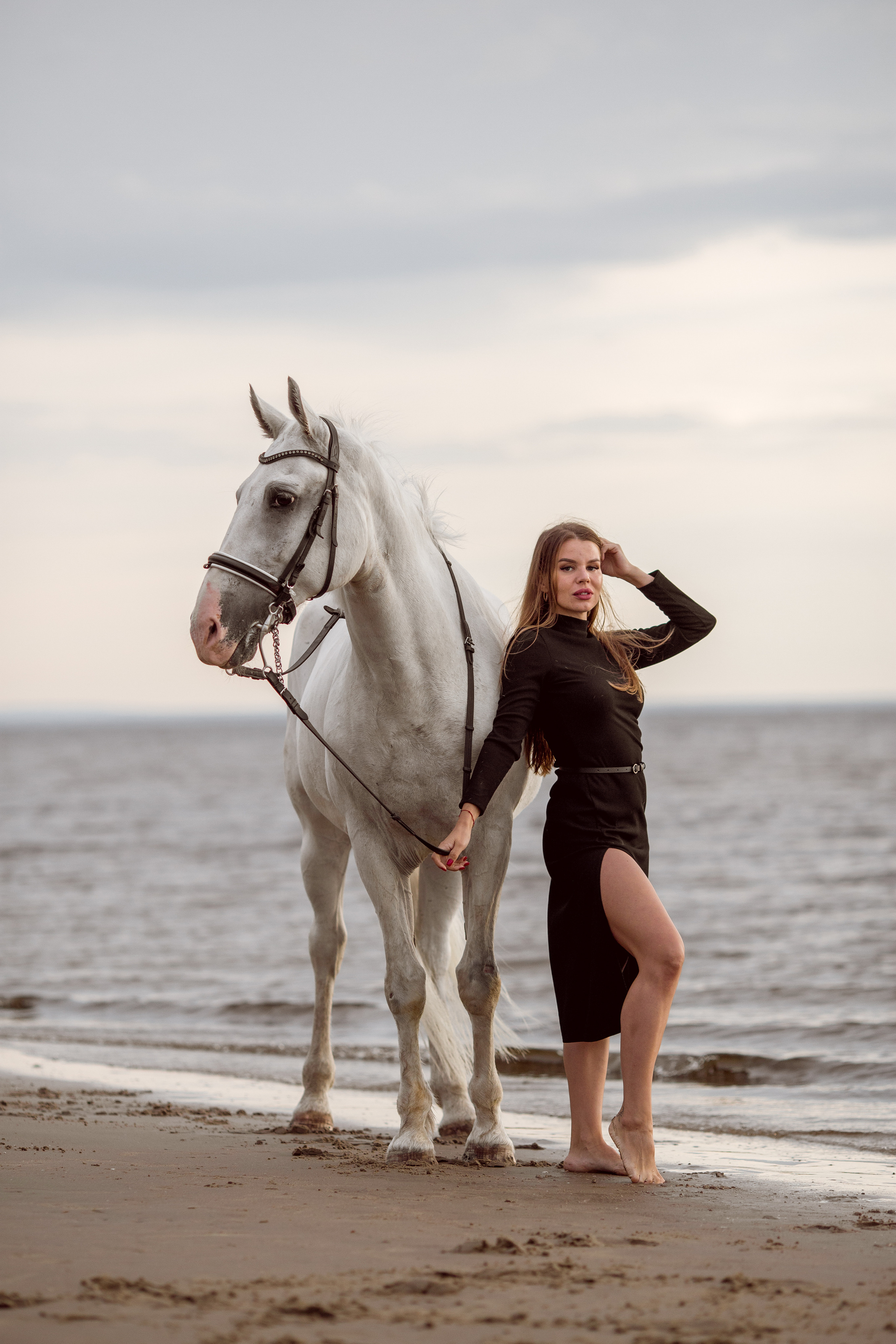 Фотосессия в цветном платье на море с конем