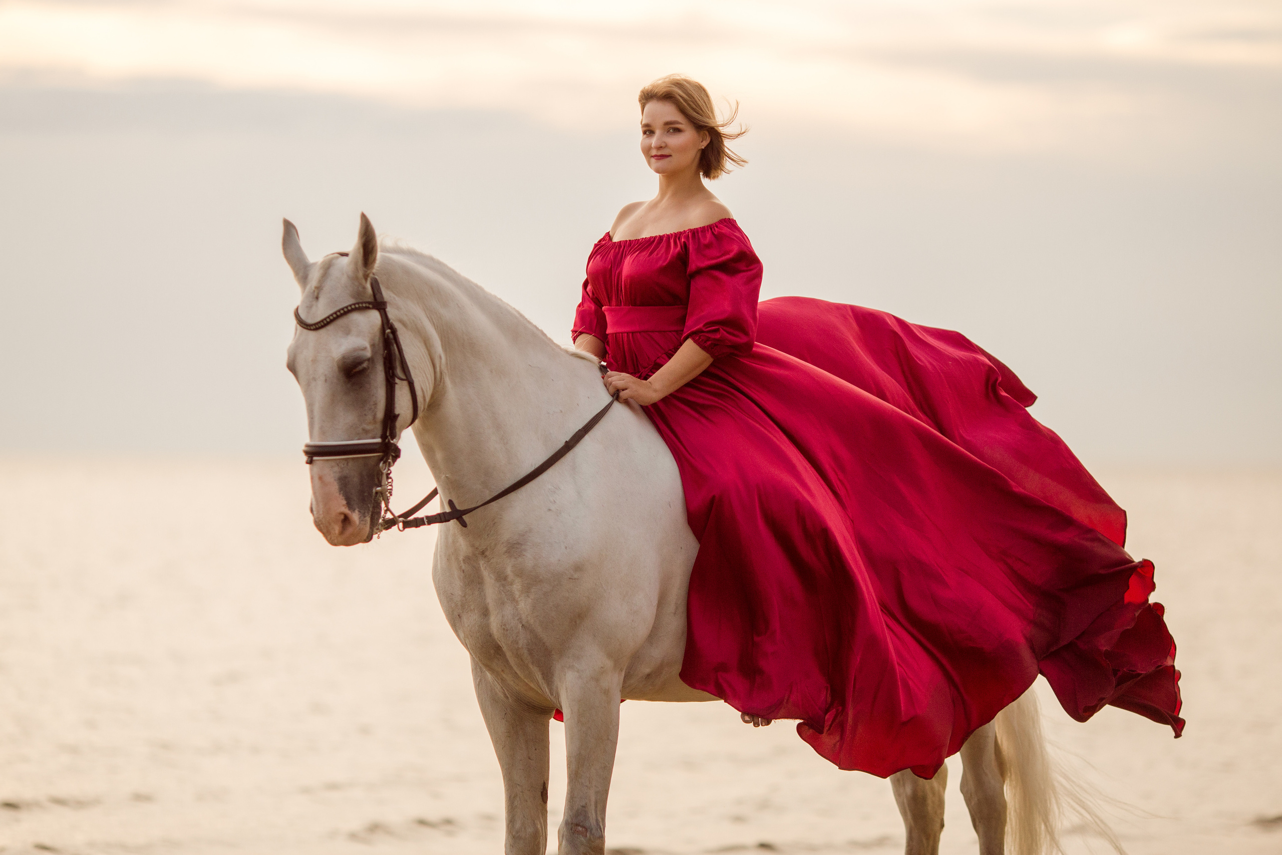 Фотосессия с конем в красном платье на море