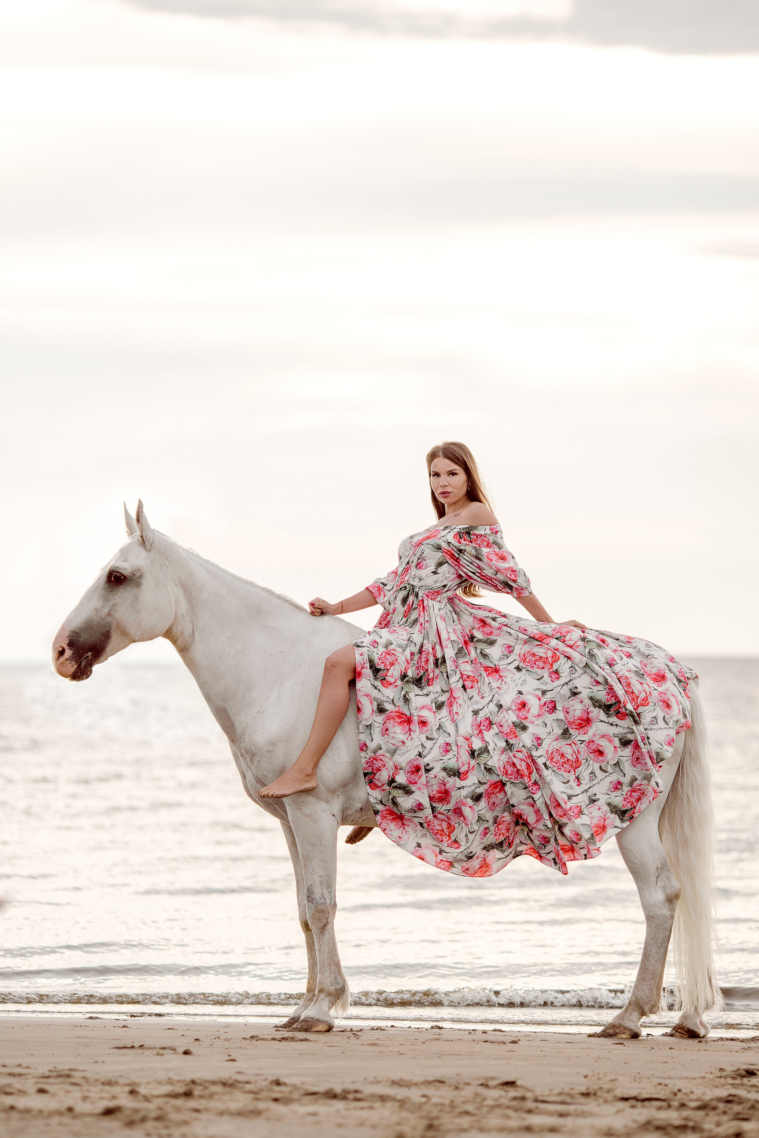Фотосессия в цветном платье на море с конем