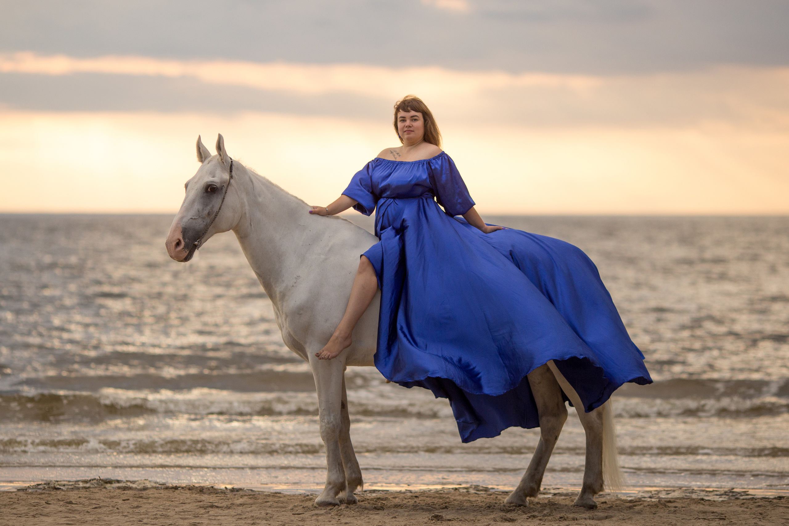 Съёмка девушки и лошади на море