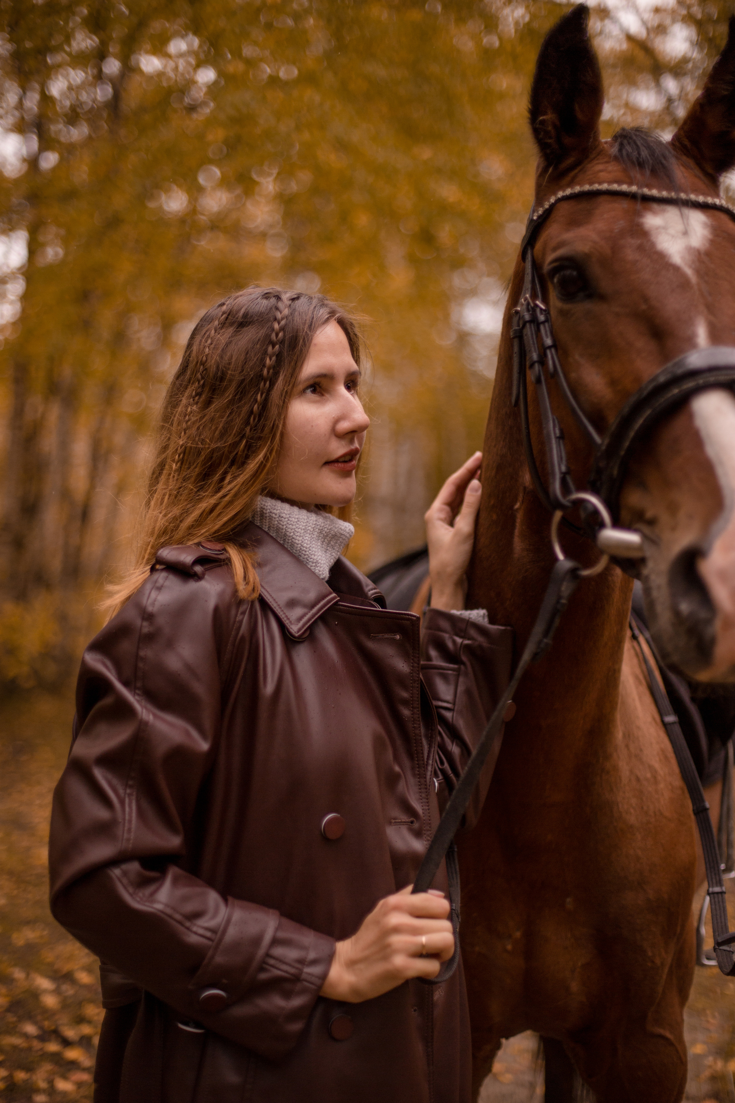 Лошадь и девушка на море