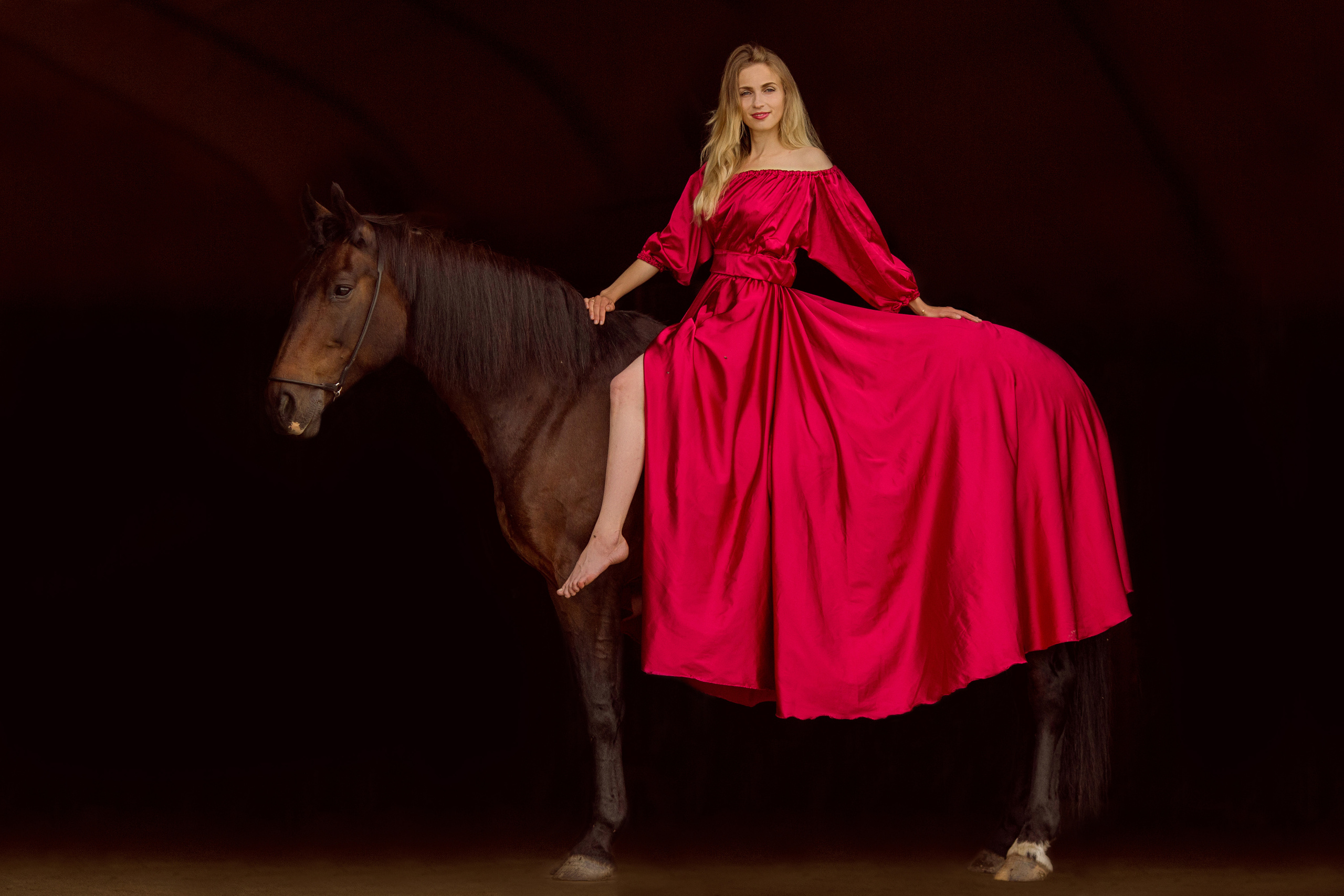 Съёмка с лошадью на темном фоне