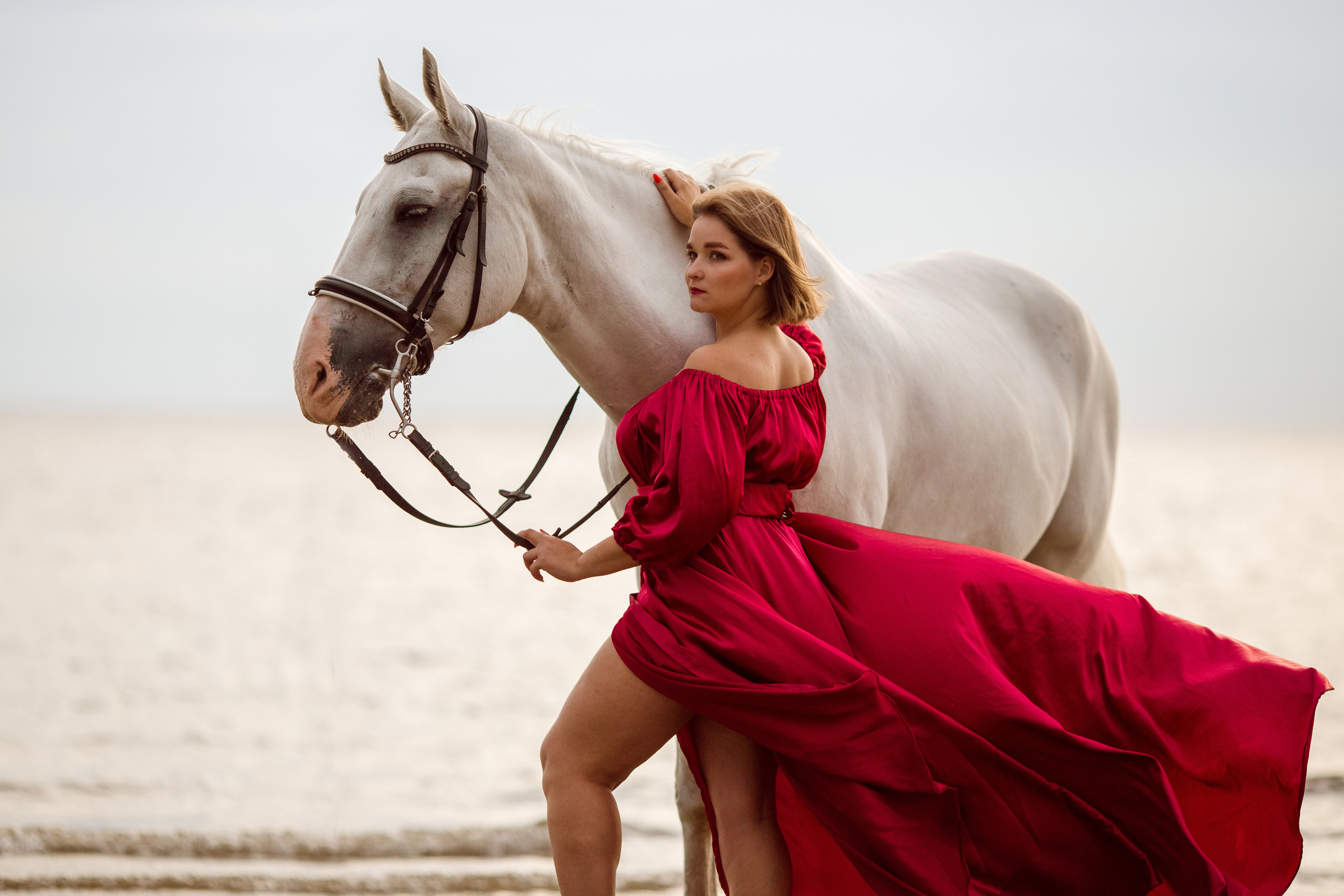 Фотосессия с конем в красном платье на море
