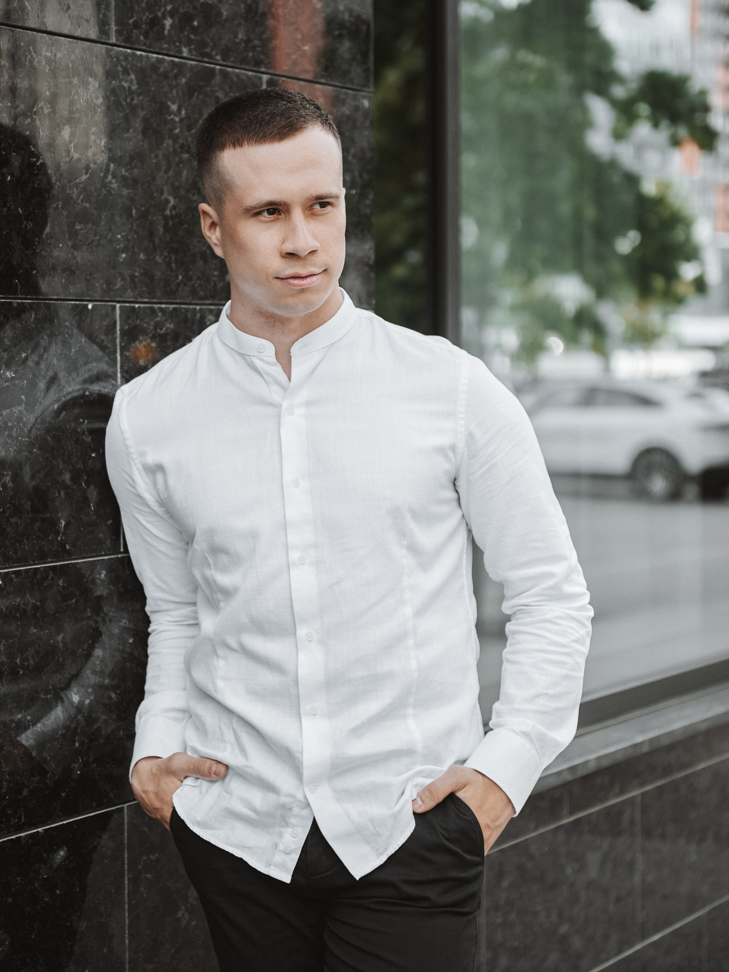 Свадебный поцелуй на фоне стеклянных стен ЖК Ричмонд в Новосибирске.