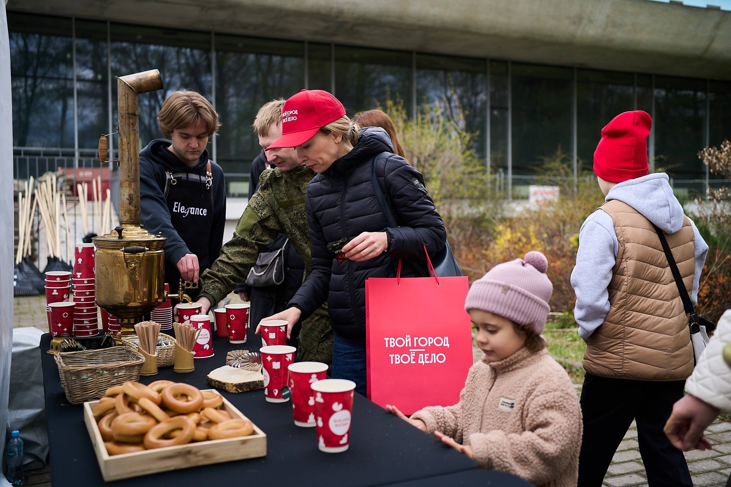 Субботник у Управления делами Мэра и Правительства Москвы. Фотограф и Видеограф в Москве. Олег Корушев