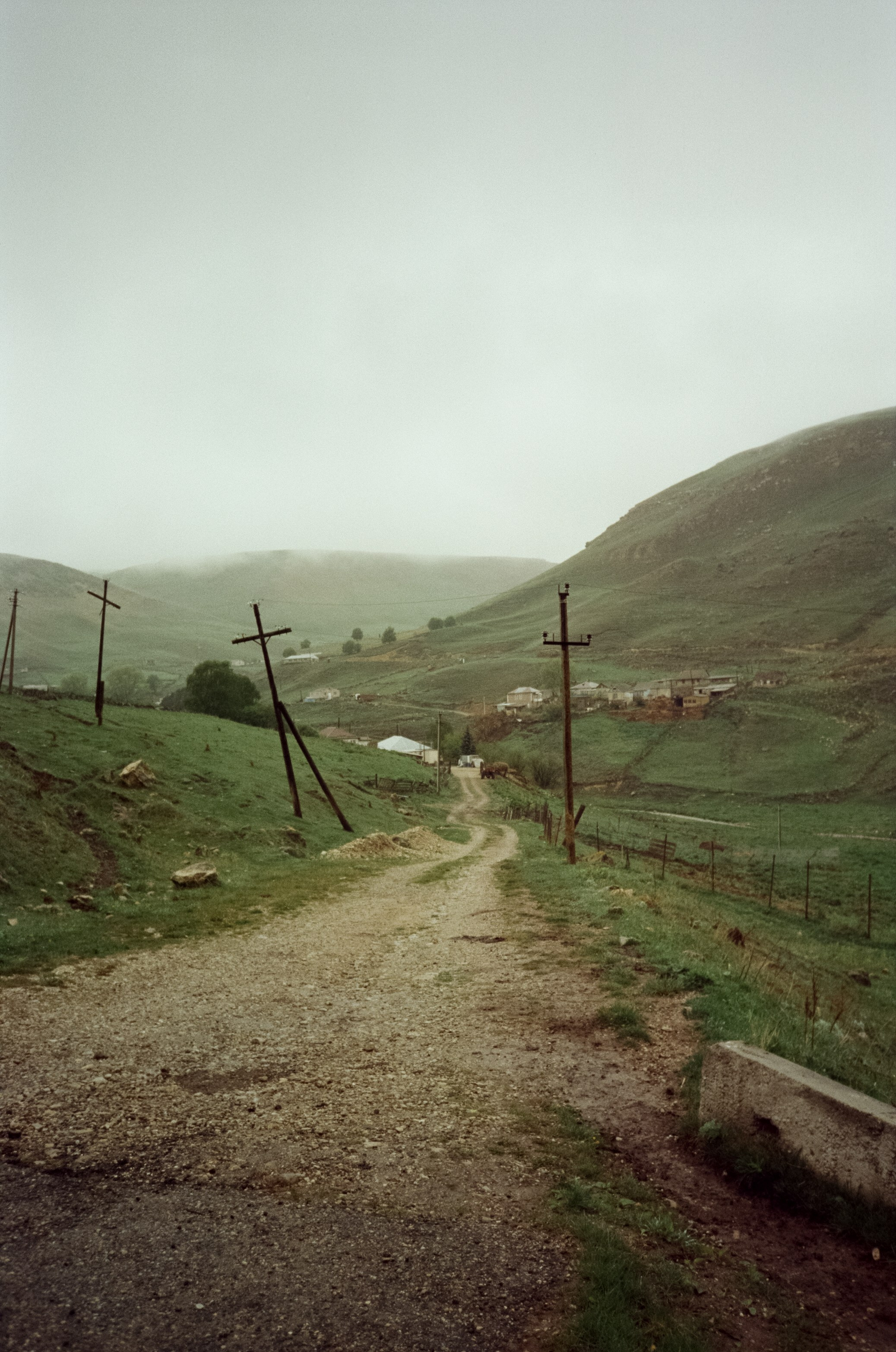 Виды с дороги на Джилы-Су. Зелёные холмы и горы в тумане. Фотограф-документалист Мария Осокина