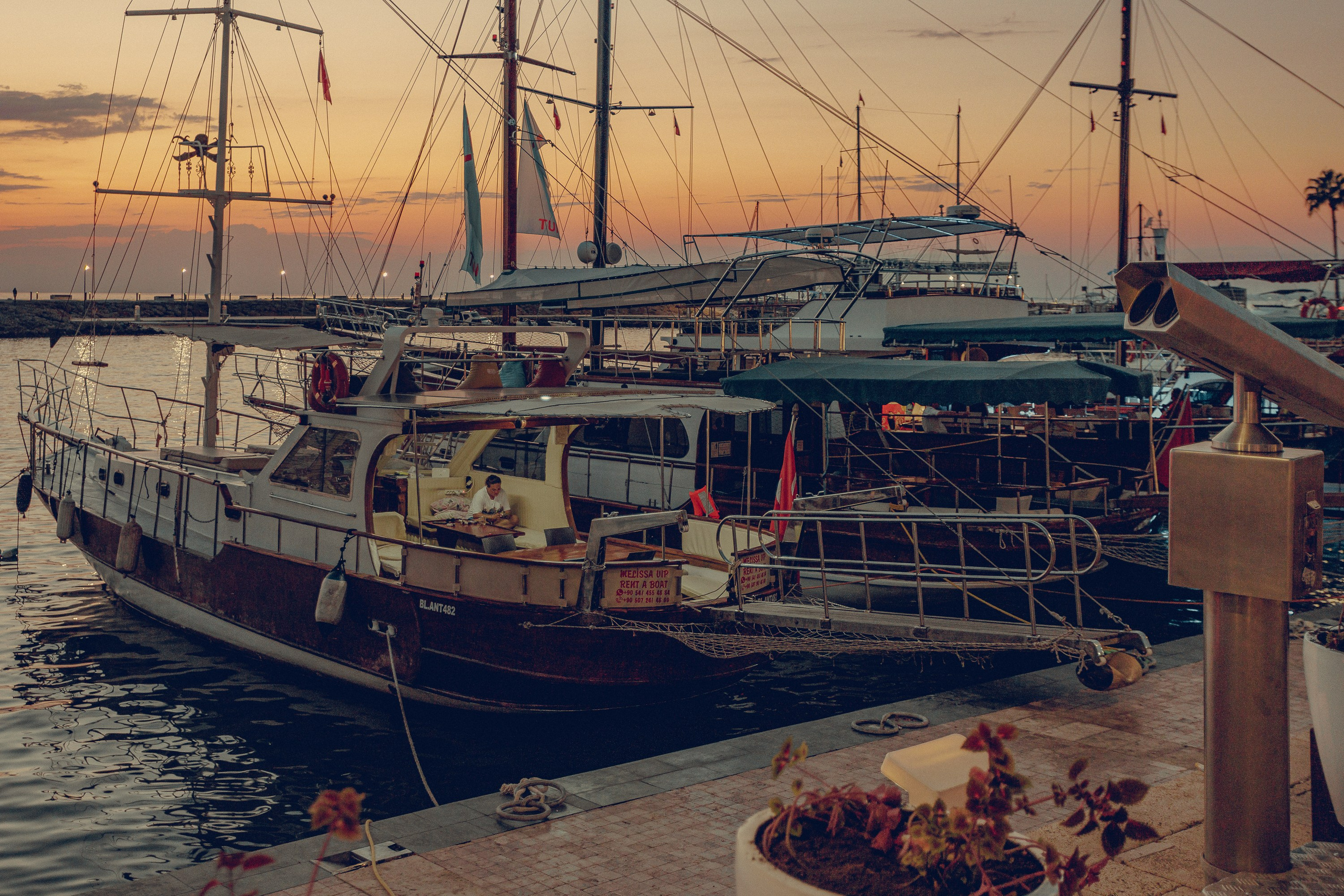 яхты на закате