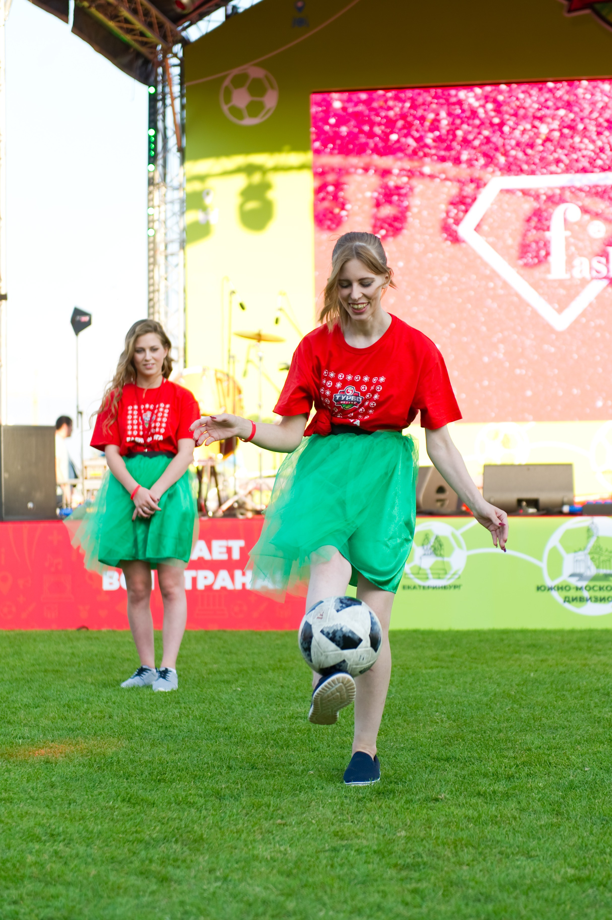 Турбофутбол (корпоративное соревнование «Пятерочки»). Репортажный фотограф и видеограф Слава Думчев. Тимбилдинги, отчетники, корпоративы