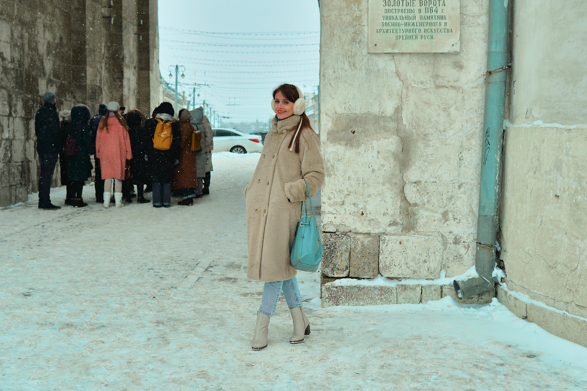 Девушка позирует фотографу на фоне Золотых ворот в г.Владимир