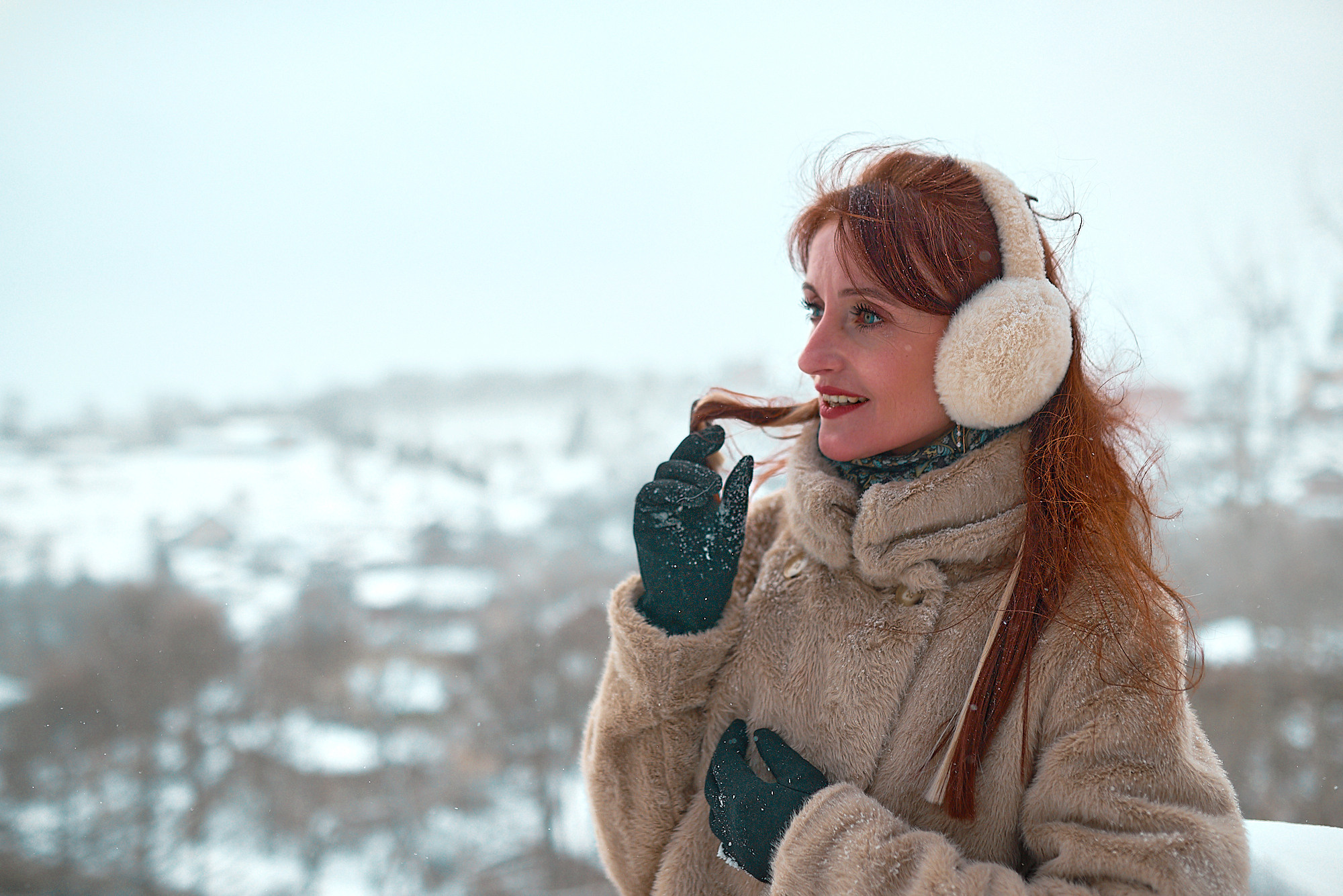 Симпатичная девушка позирует на фоне панорамы города владимир фотограф Крышковец Владимир
