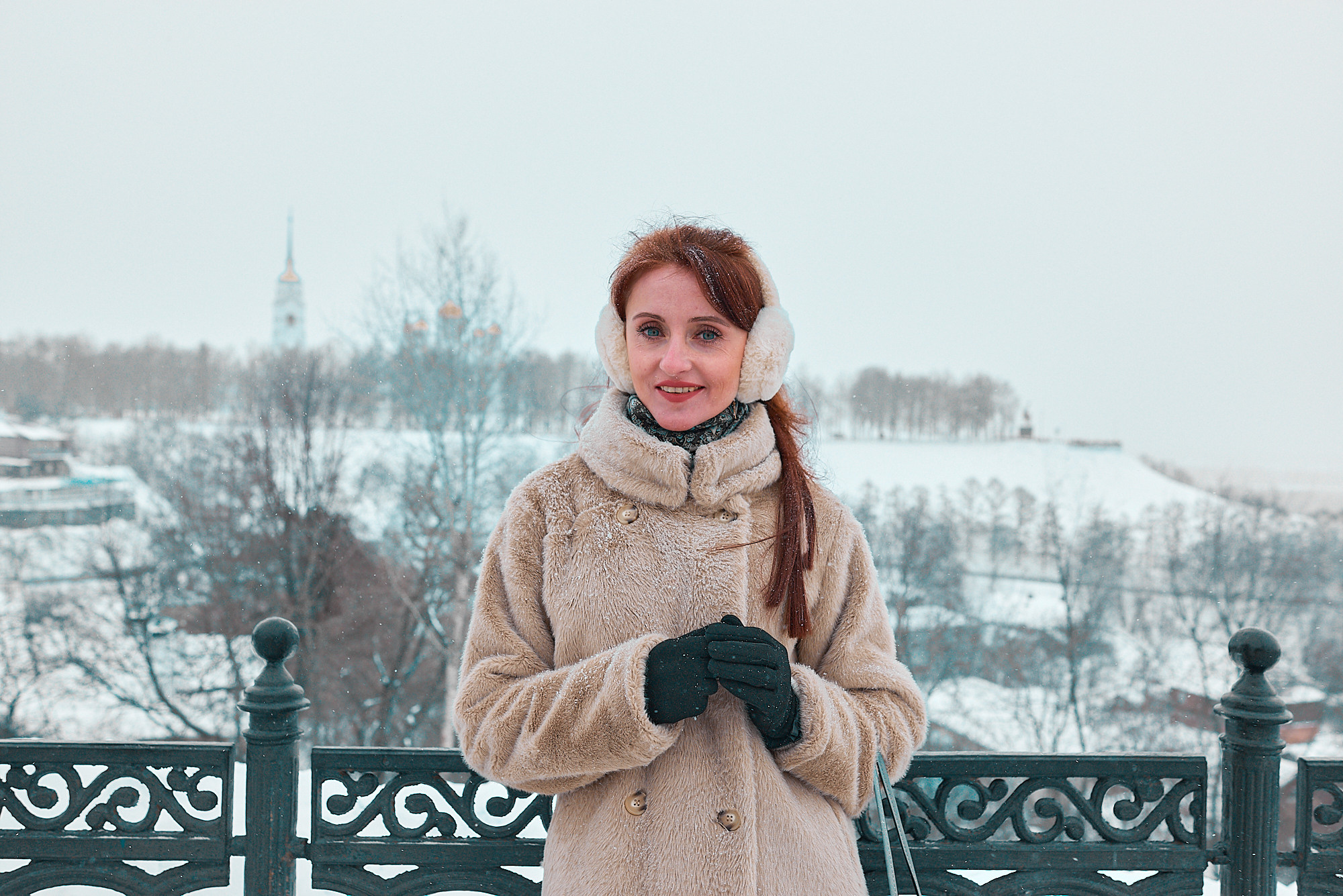 Девушка на фоне зимнего пейзажа.