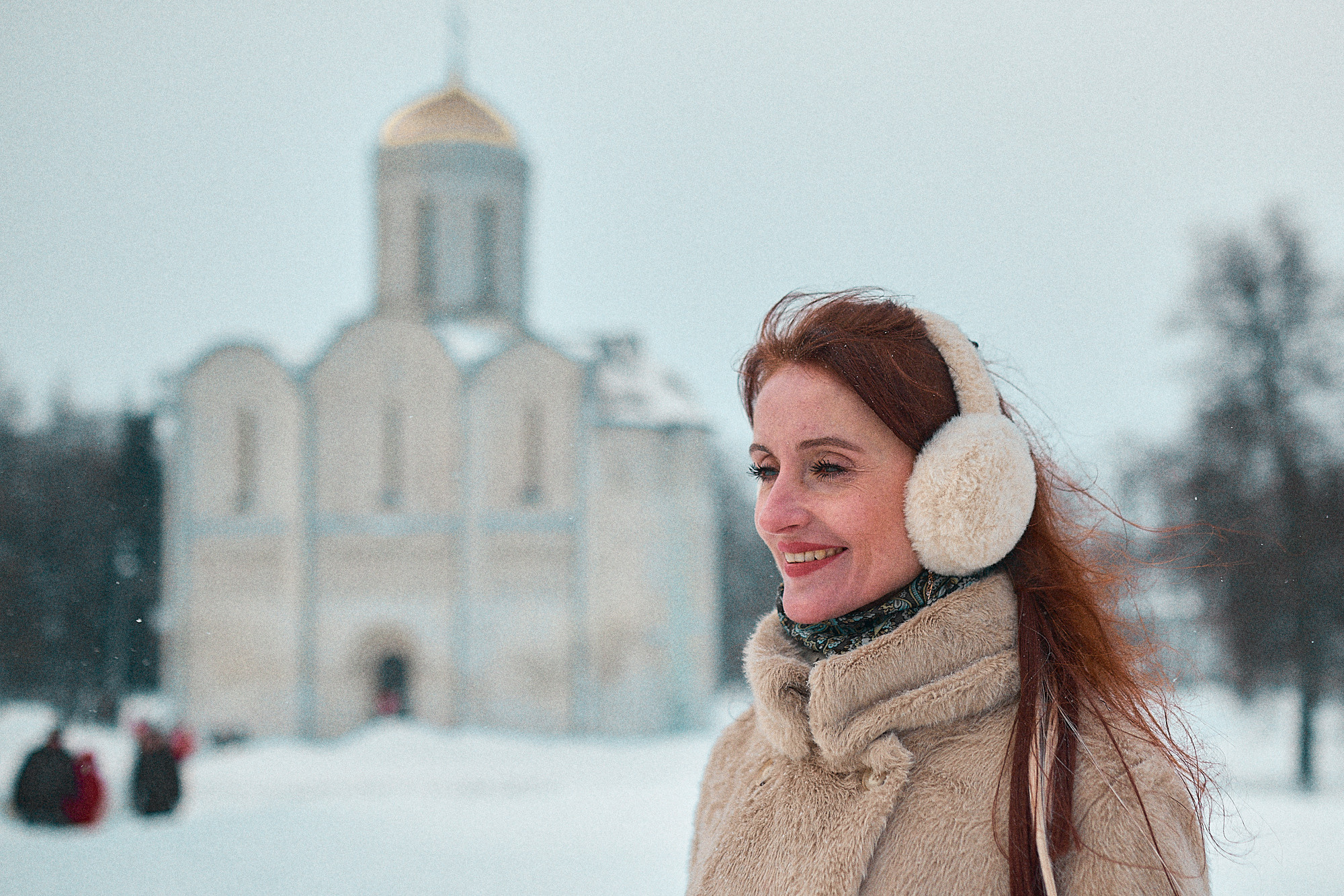 Красивая девушка на фоне Дмитриевского собора в городе Владимир