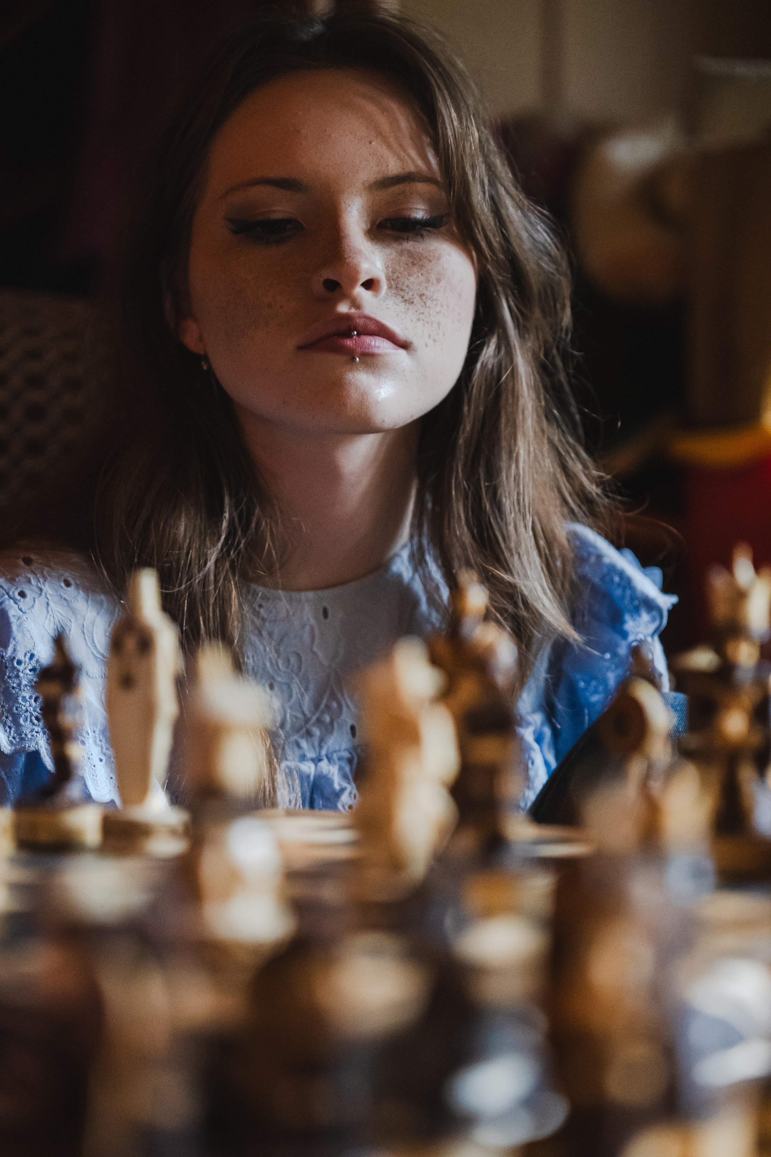 портрет девушки с шахматами