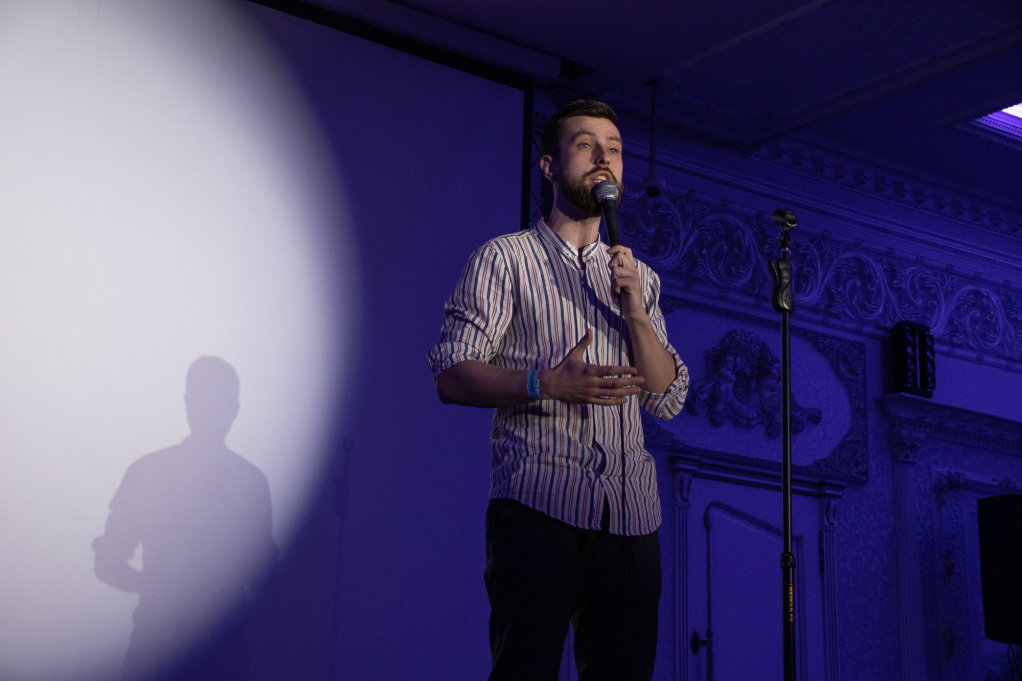 Выступление стендап-комика Дмитрий Романов. Репортажный, промышленный и маркетплейс-фотограф Дмитрий Чернат