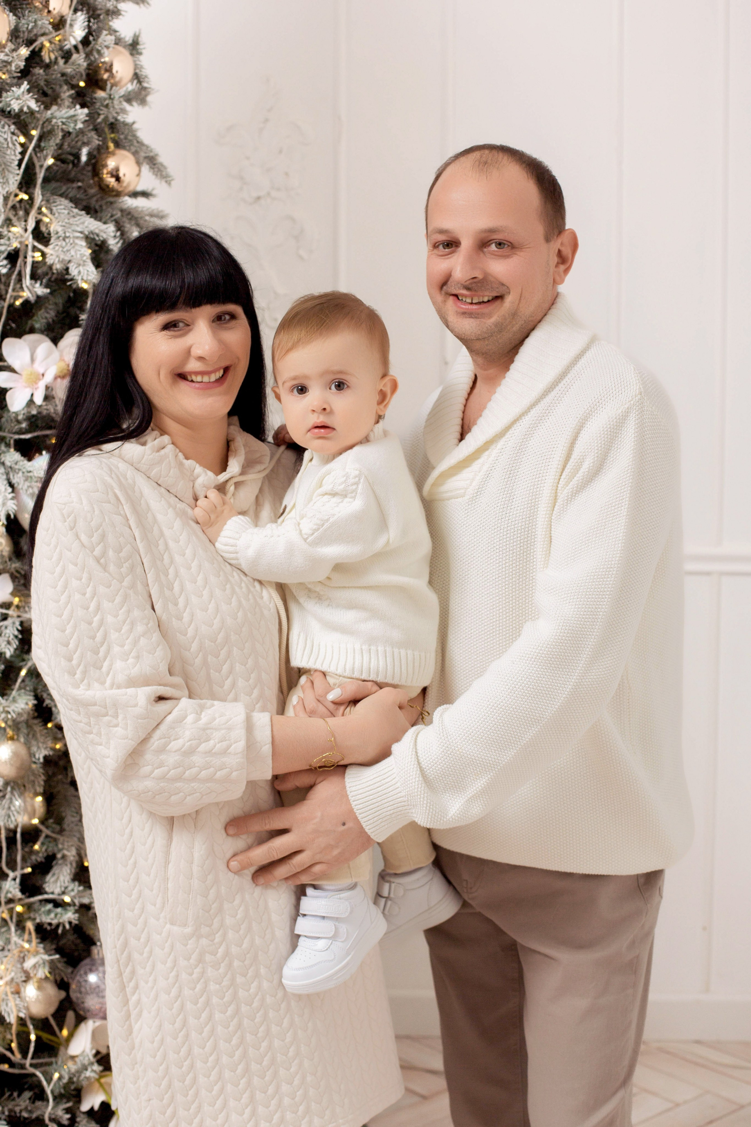 Новогодняя фотосессия в студии в городе Ростове-на-Дону для Александра, Лии и Артёма