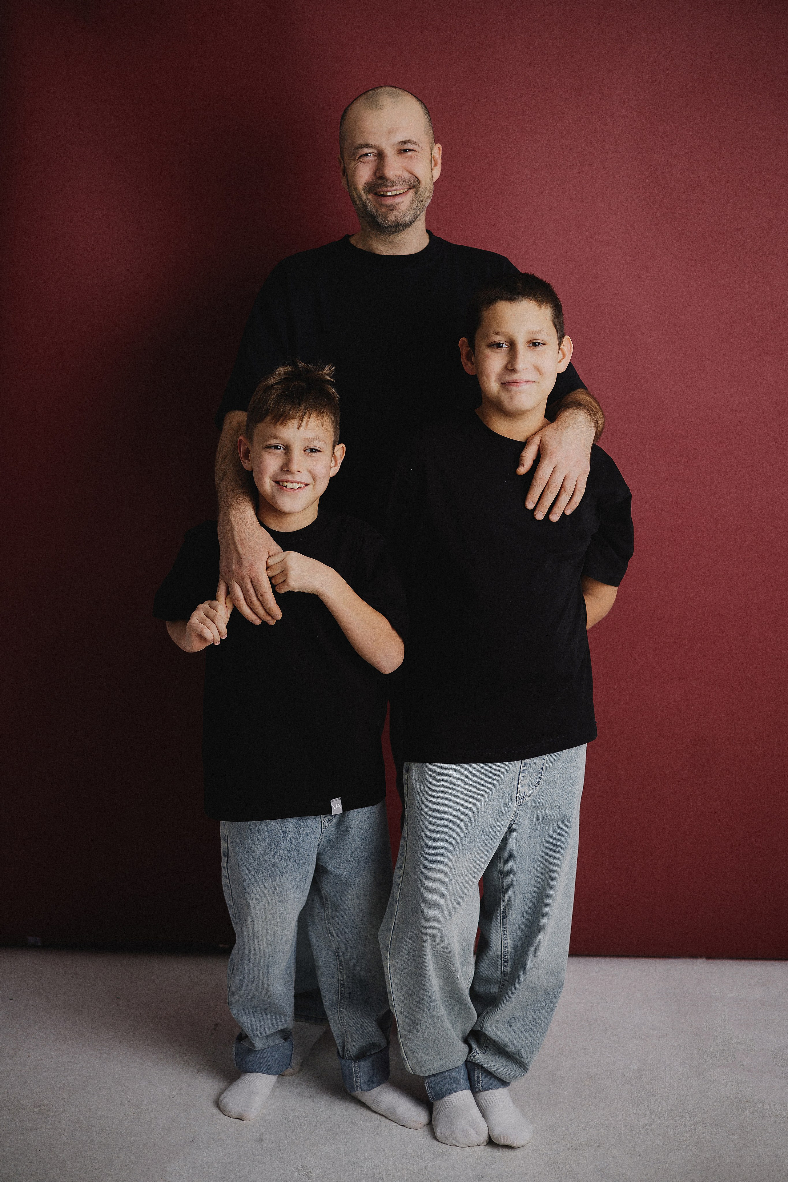 Фотография папы и двух сыновей в фотостудии