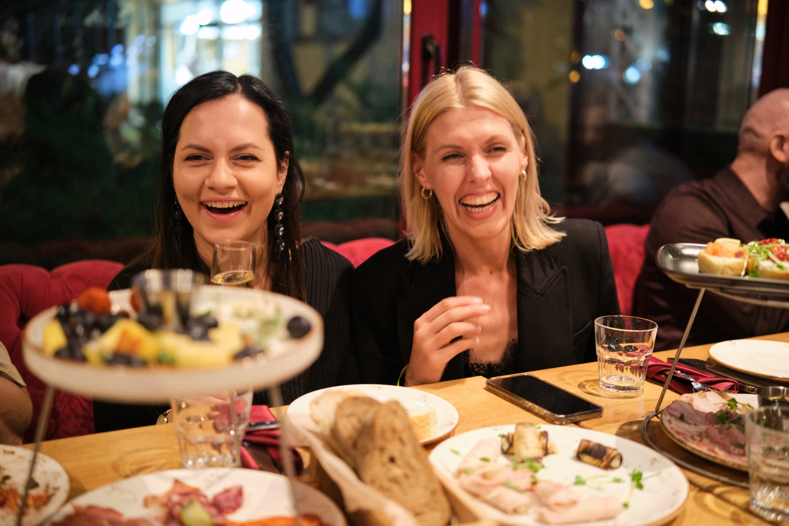 День рождения Наталии в гастропабе Особняк. Репортажный фотограф Дмитрий Литвинский. Минск, Беларусь, мир