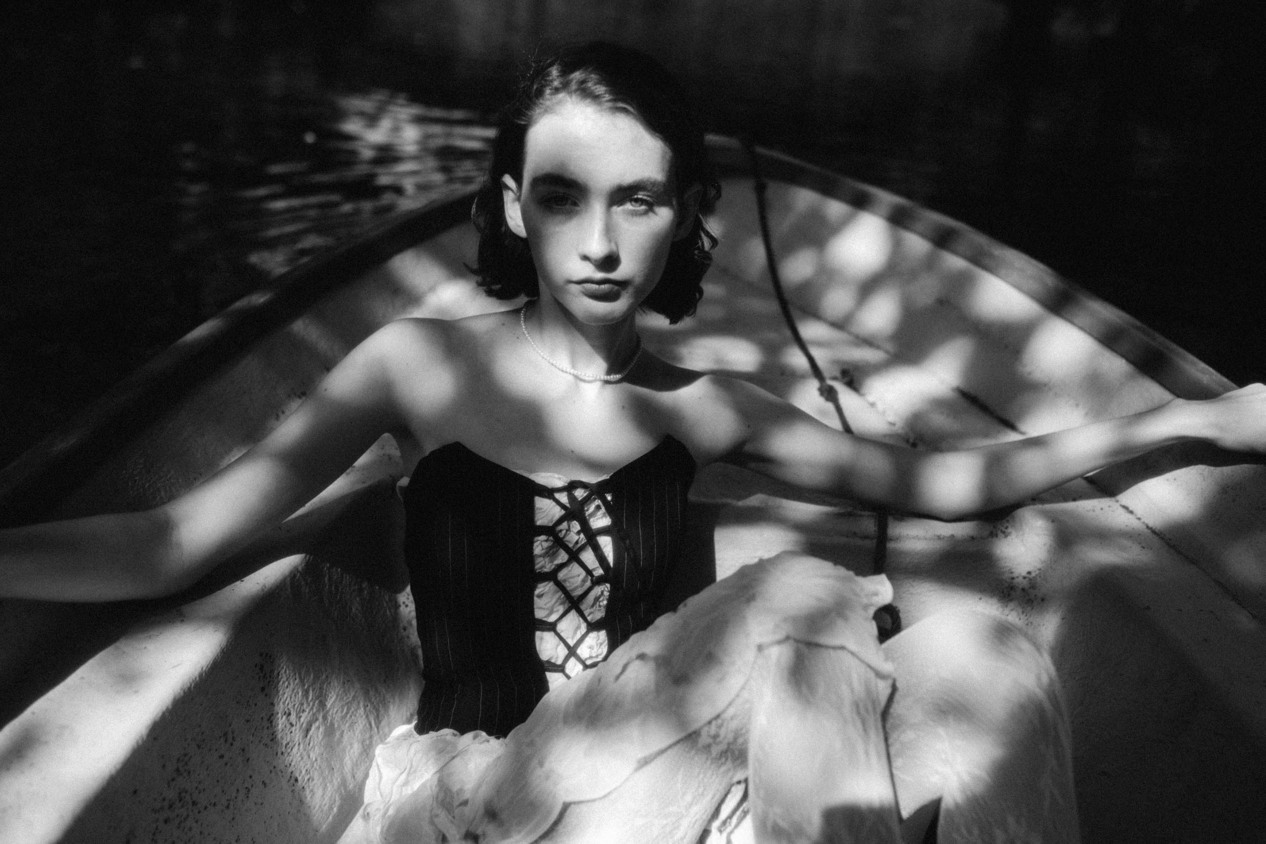 Молодая девушка в лодке