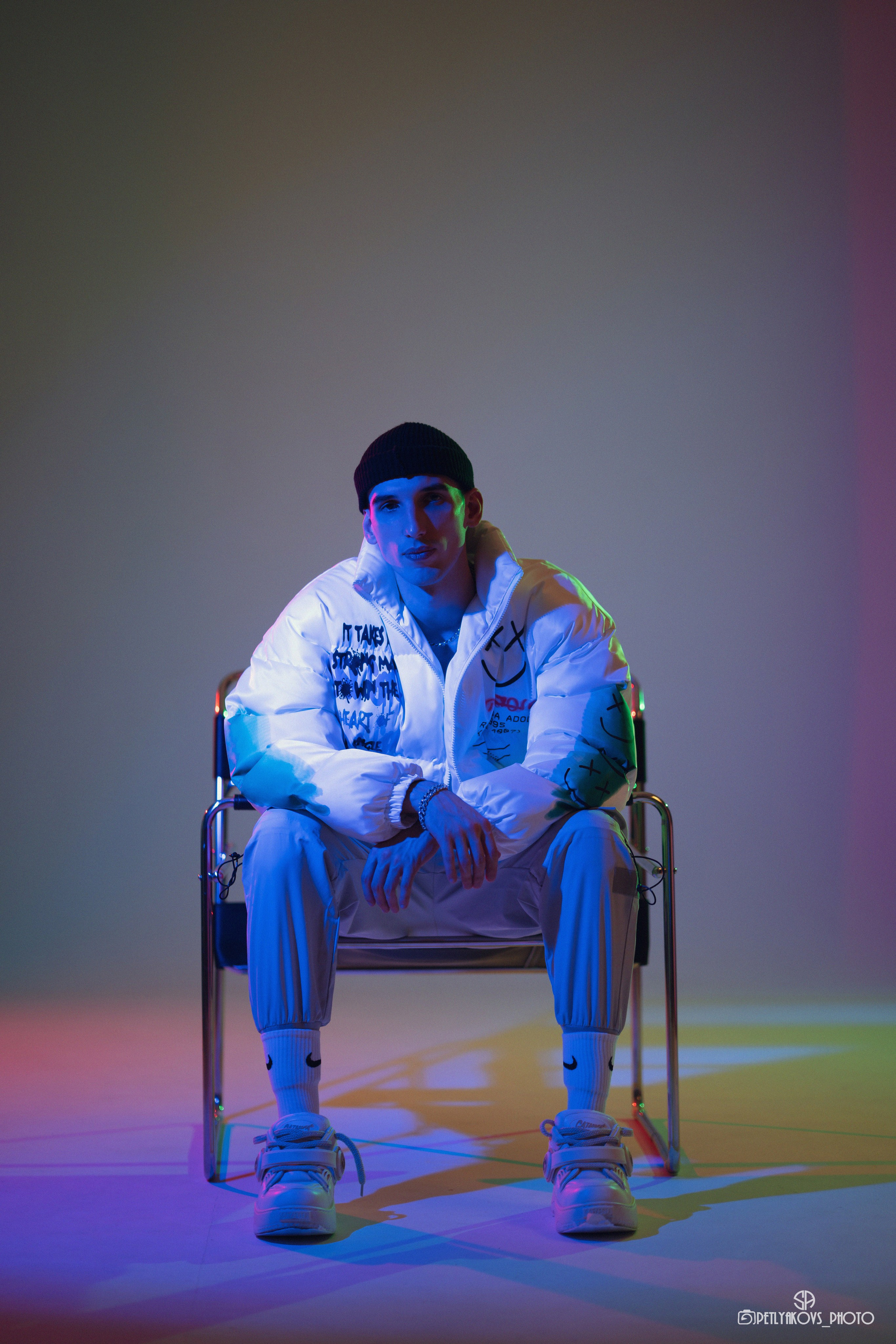 Фотосессия с цветным светом для певца