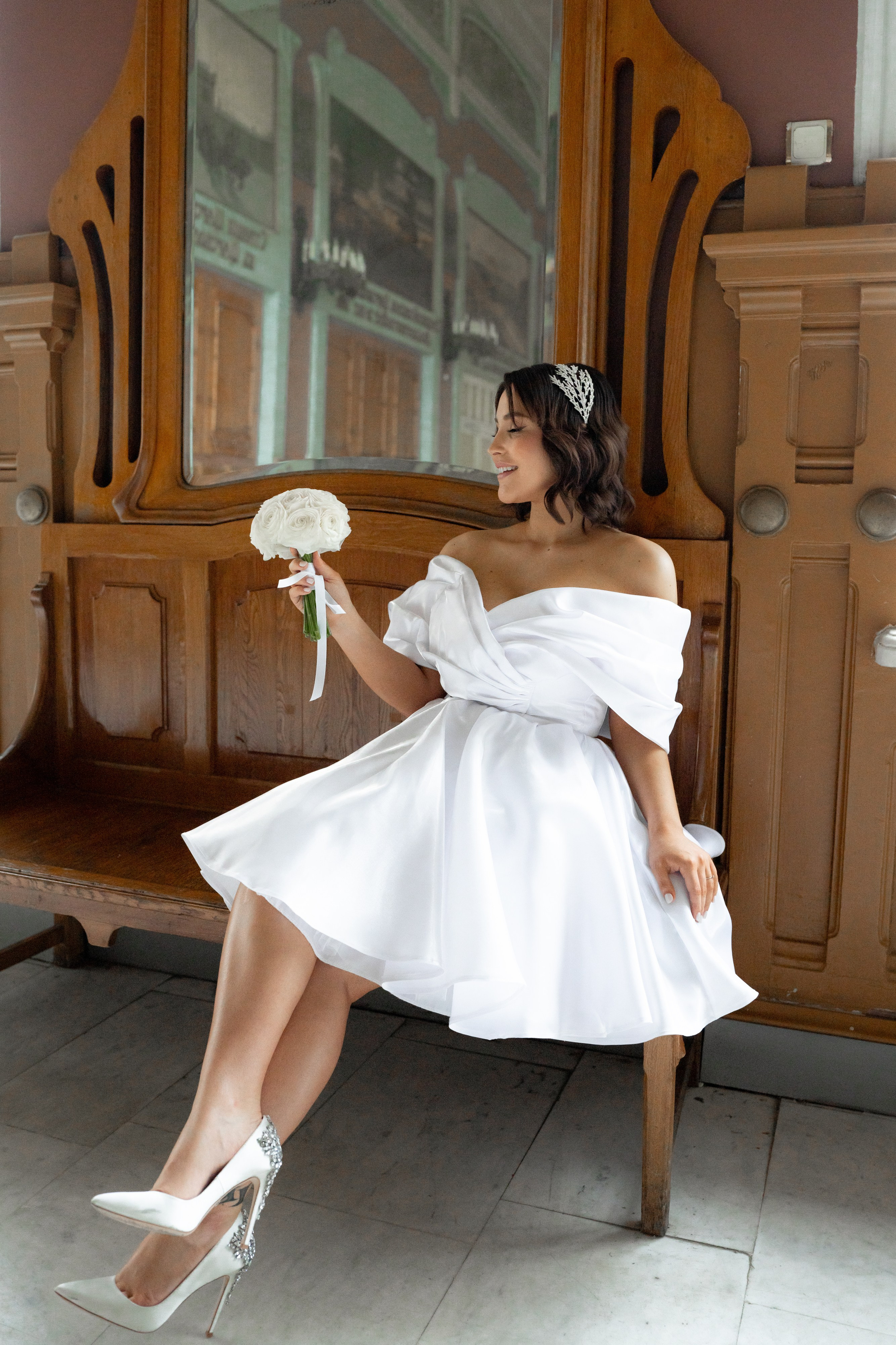 Свадебная фотосессия на Вокзале и рядом с Исаакиевским собором. Свадебный фотограф Александр Невский в Санкт-Петербурге